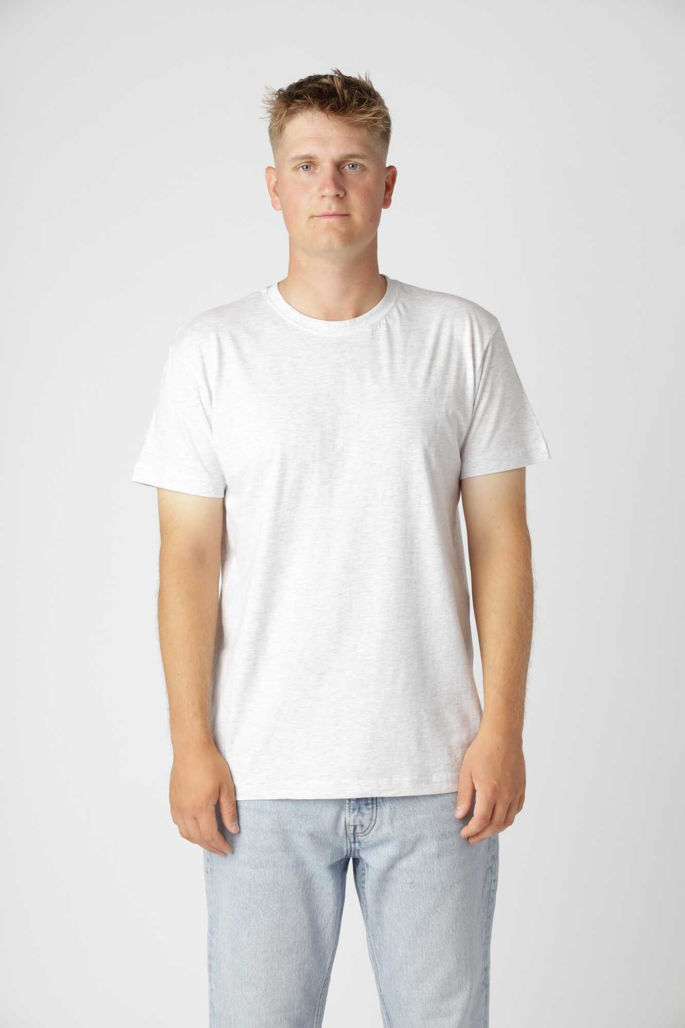 Basic t-shirt i farven grå i økologisk bomuld med rund hals og klassisk pasform