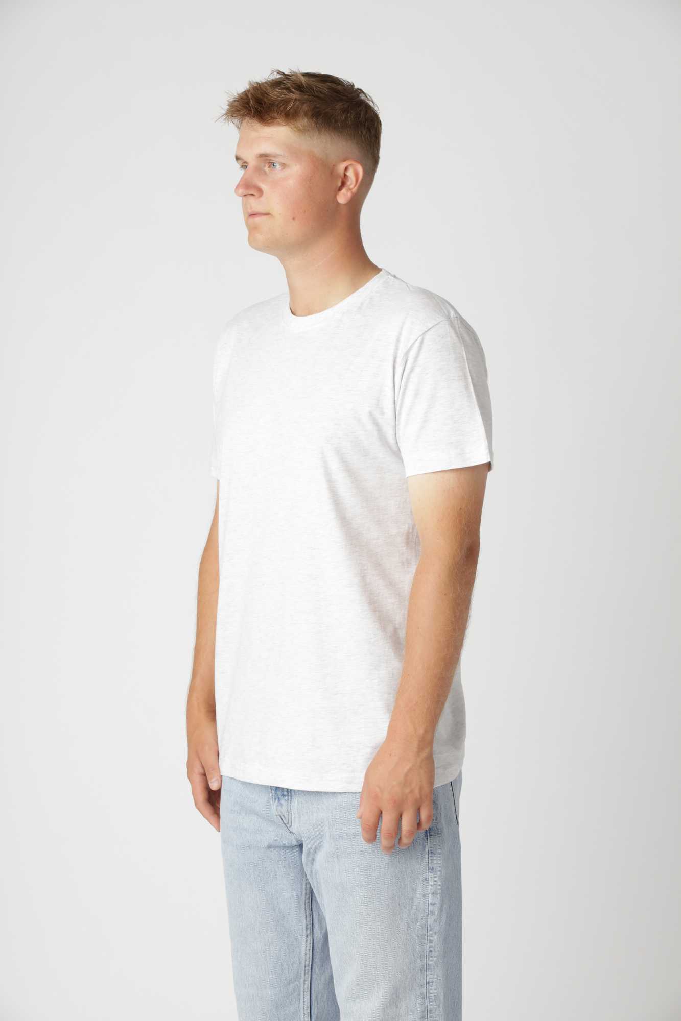 Basic t-shirt i farven grå med tidløst design, bevarer pasform og farve efter mange vaske