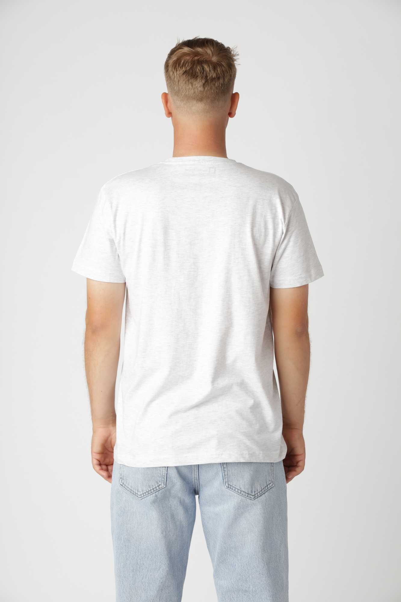 Stilren Basic t-shirt i farven grå, perfekt alene eller som basislag under skjorte eller jakke