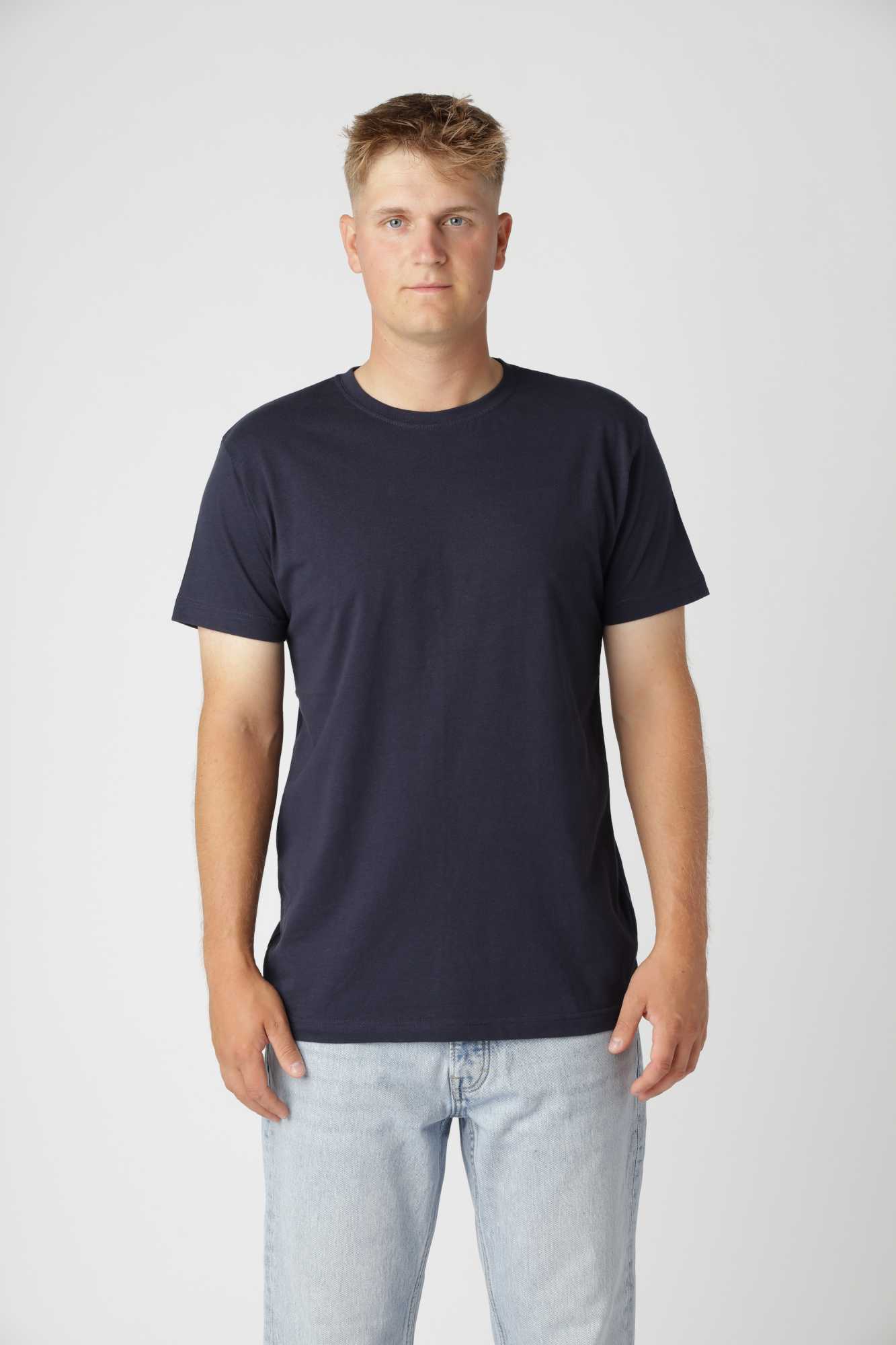 Navy basic t-shirt i økologisk bomuld med klassisk rund hals og afslappet pasform