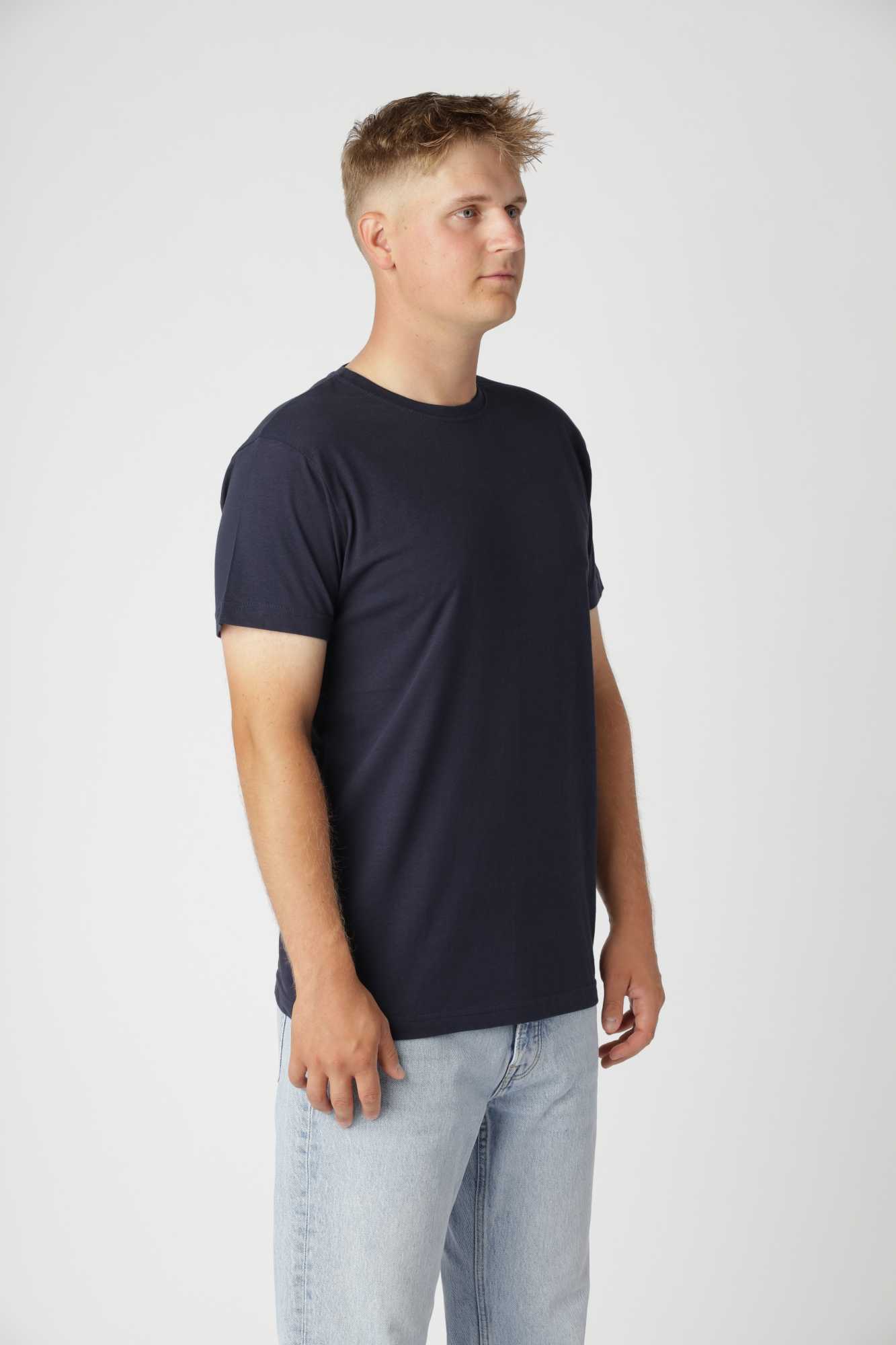 Navy basic t-shirt med tidløst design, perfekt til både hverdagsbrug og lag-på-lag