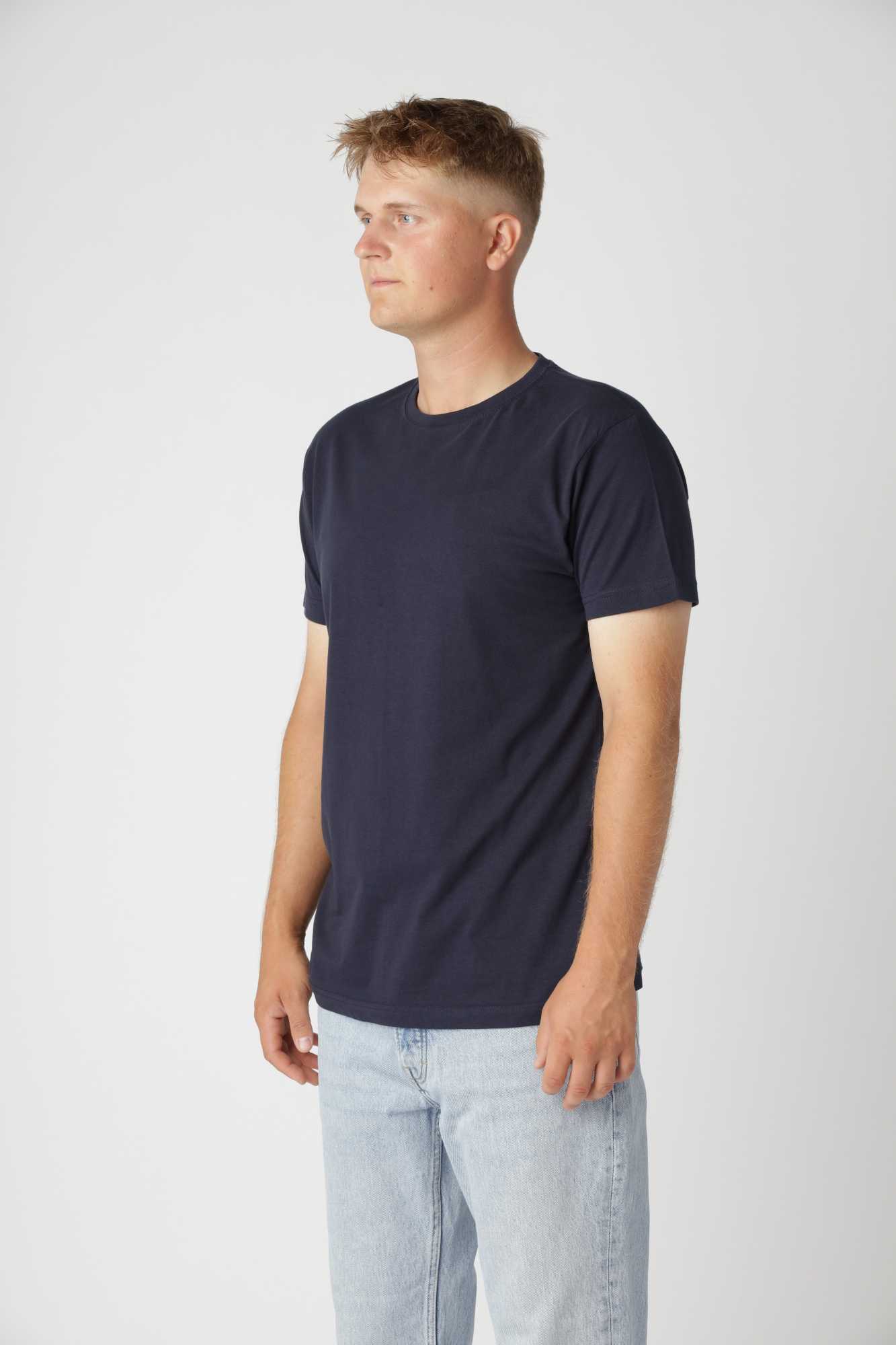 Stilren navy basic t-shirt med mørkeblå nuance, bevarer farve og form efter mange vaske