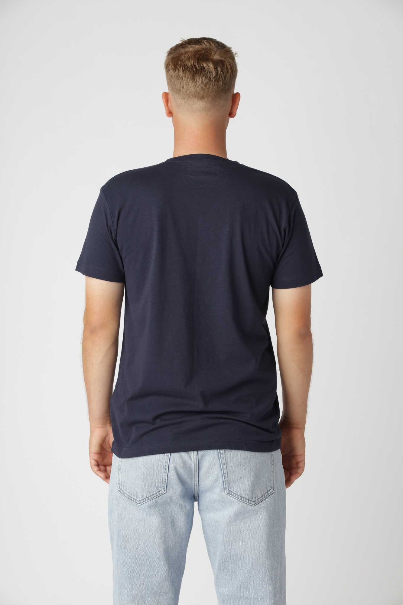 Navy basic t-shirt i åndbar kvalitet, velegnet til både afslapning og aktivitet