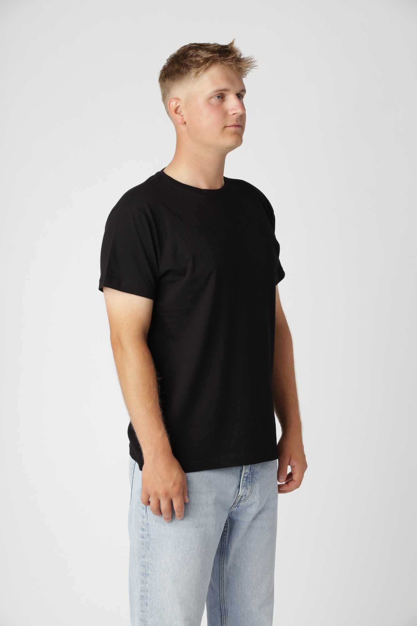 Basic t-shirt i farven sort med klassisk design, bevarer form og farve efter vask