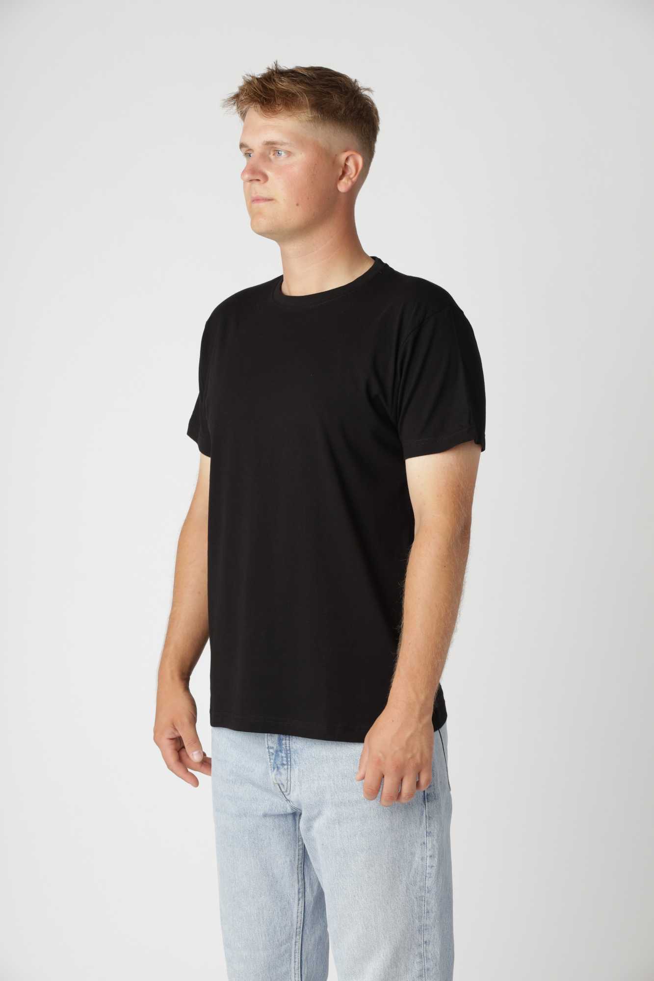 Enkel Basic t-shirt i farven sort, nem at style til både afslapning og aktivitet