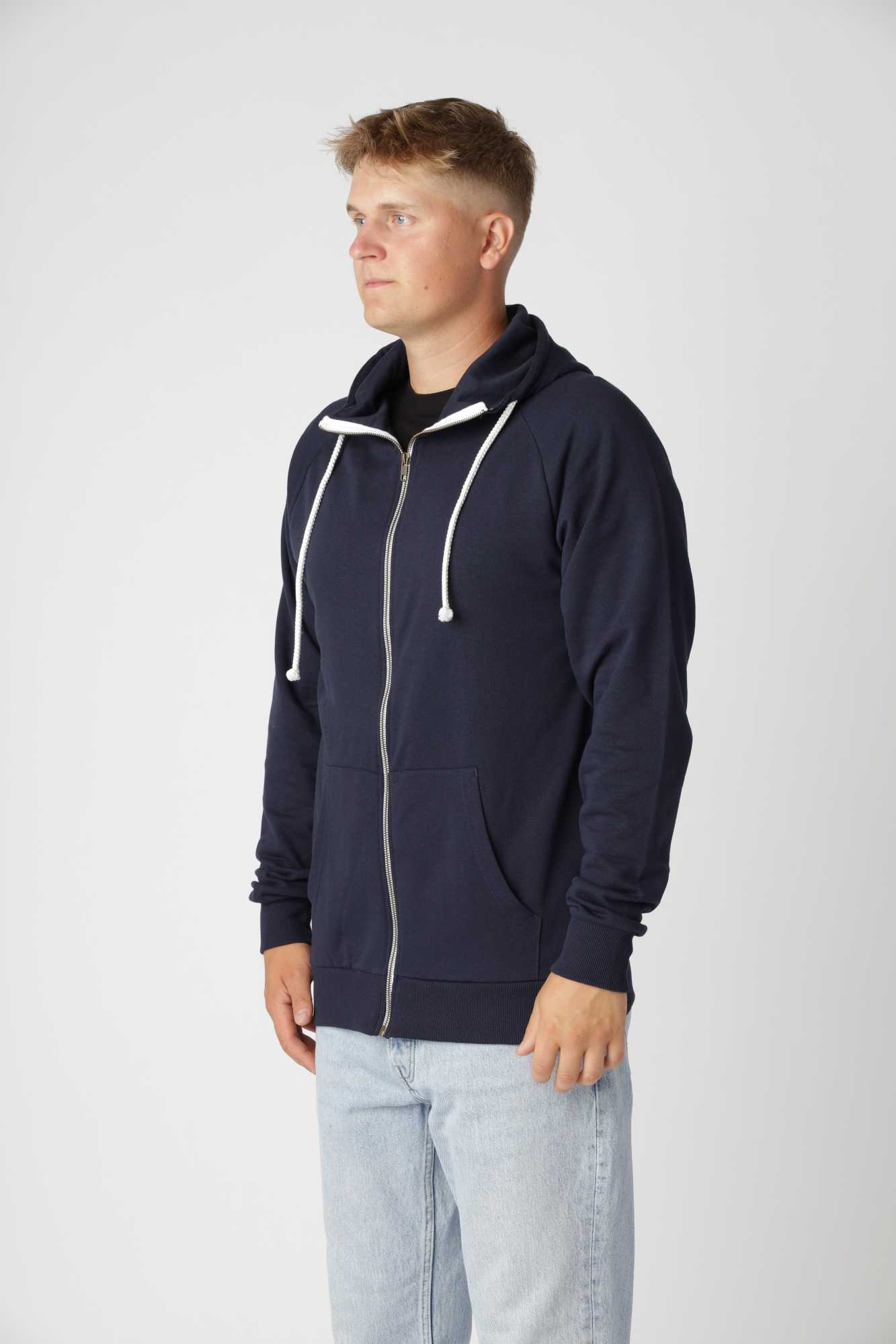 Navy Basic zip-up hoodie i klassisk mørkeblå, nem at kombinere med garderoben.