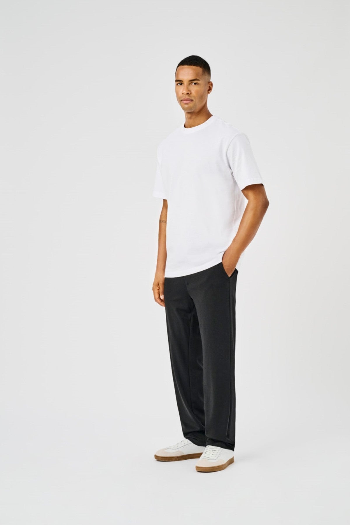 Komfortable Regular fit Chino bukser i farven Sort, perfekte til både arbejde og afslapning.