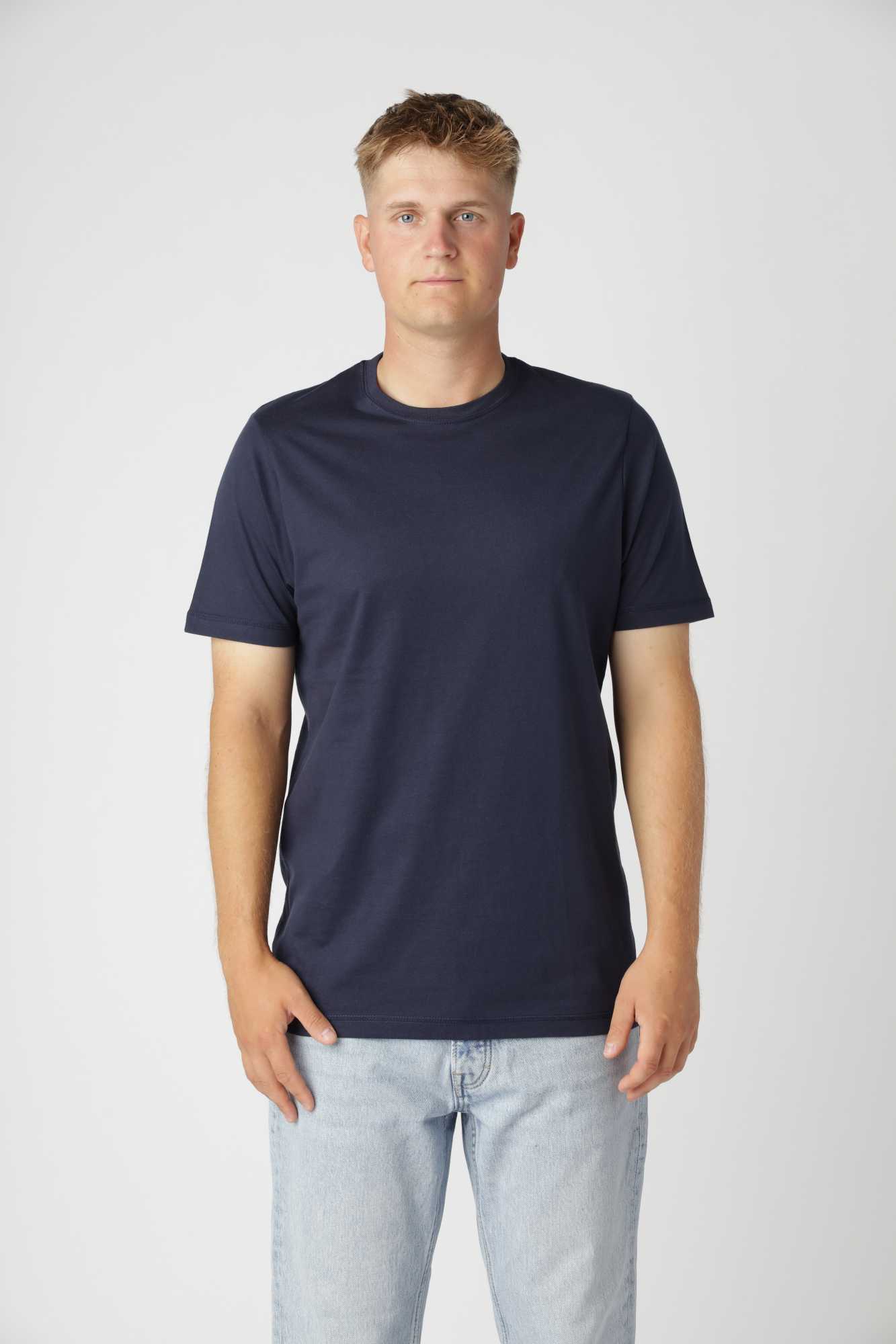 Classic fitted t-shirt i farven navy med minimalistisk design og komfortabel pasform til garderoben året rundt