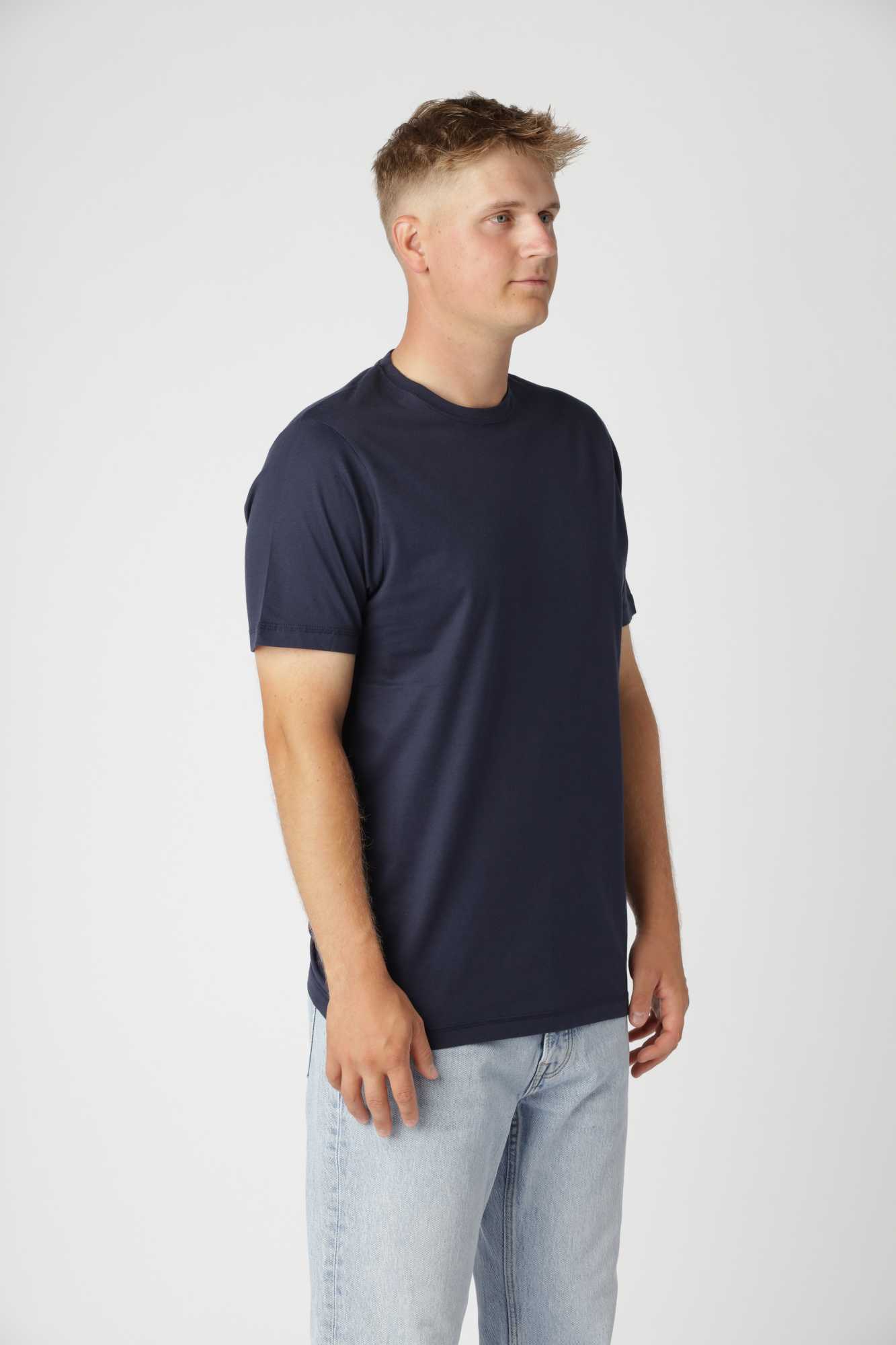 Classic fitted t-shirt i farven navy fremstillet i enzymvasket bomuld, der holder form og farve over tid