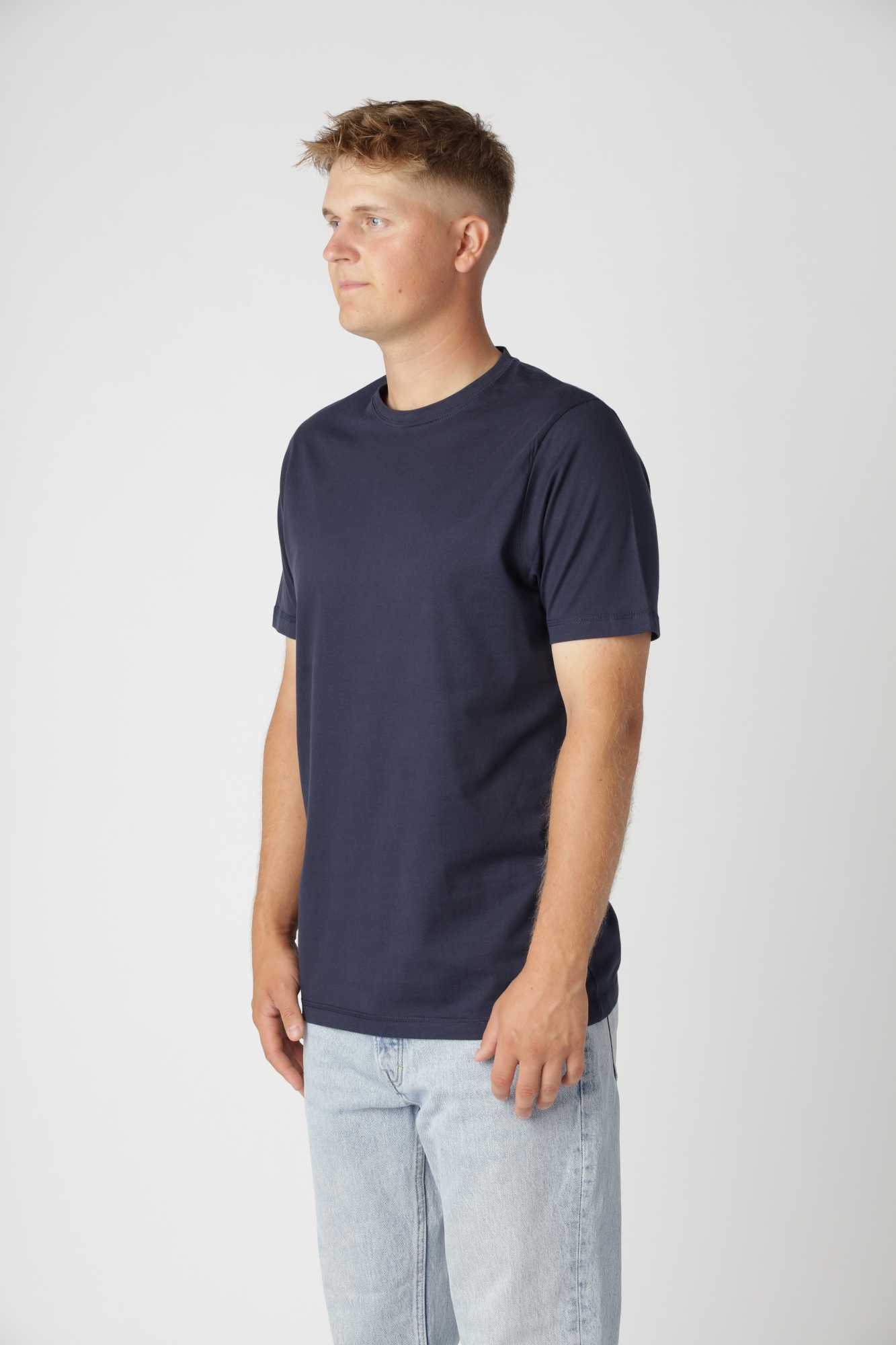 Classic fitted t-shirt i farven navy, alsidig basis til både jeans og blazer for afslappet eller skarpt look