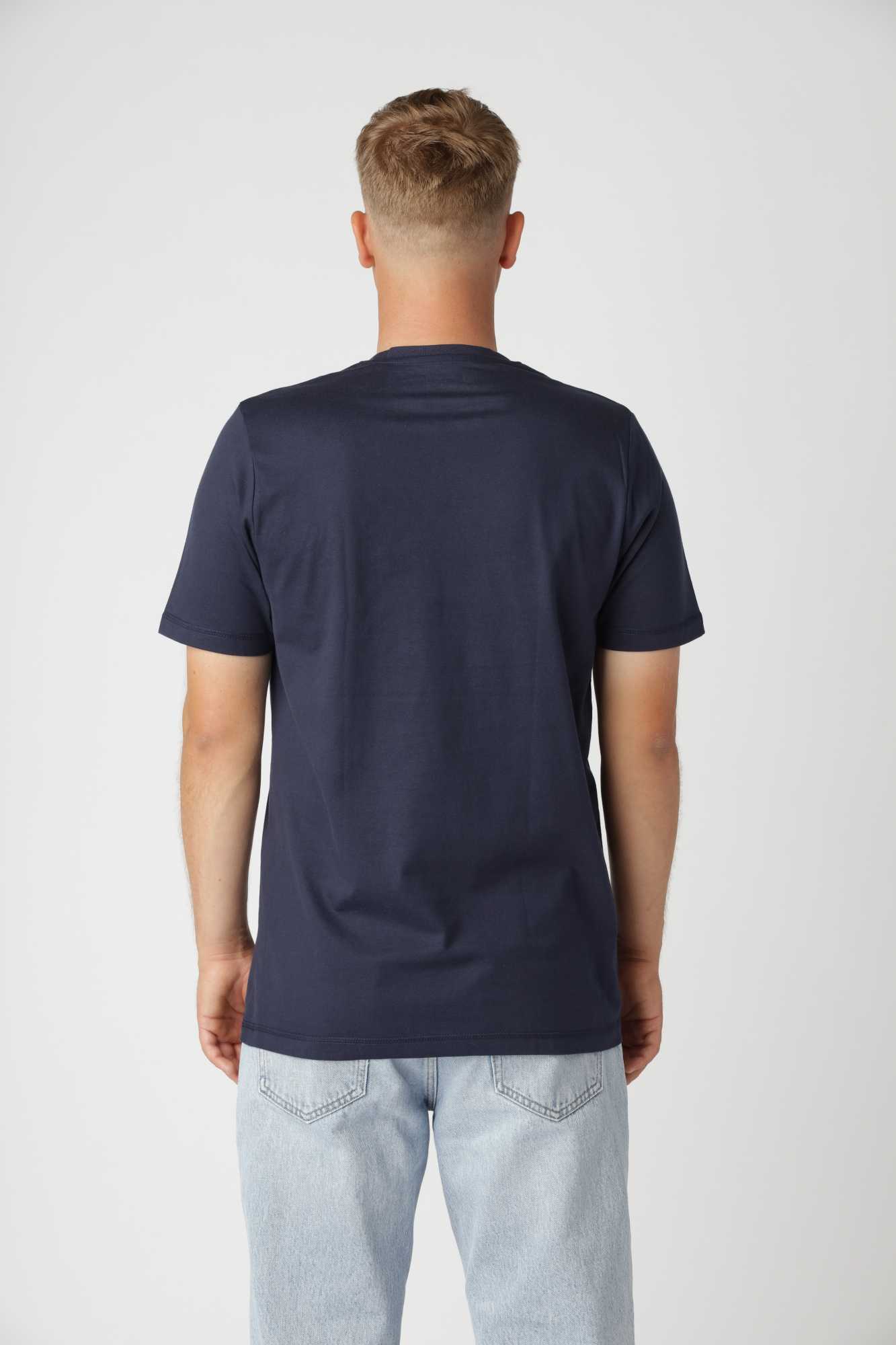 Classic fitted t-shirt i farven navy med let figursyet pasform og rund hals i tidløst design