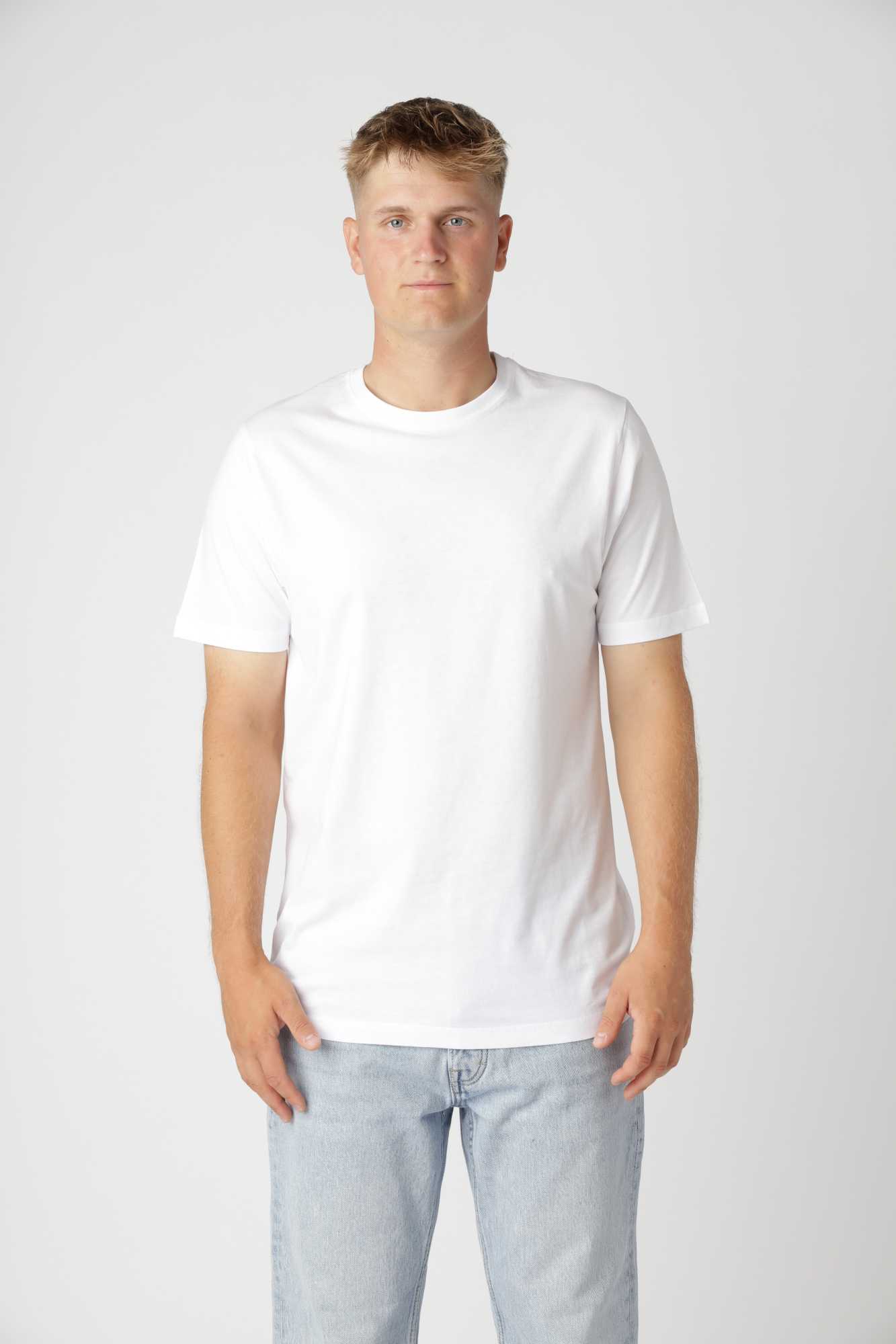 Classic fitted t-shirt i farven hvid med slidstærk kvalitet og minimalistisk, skarpt udtryk