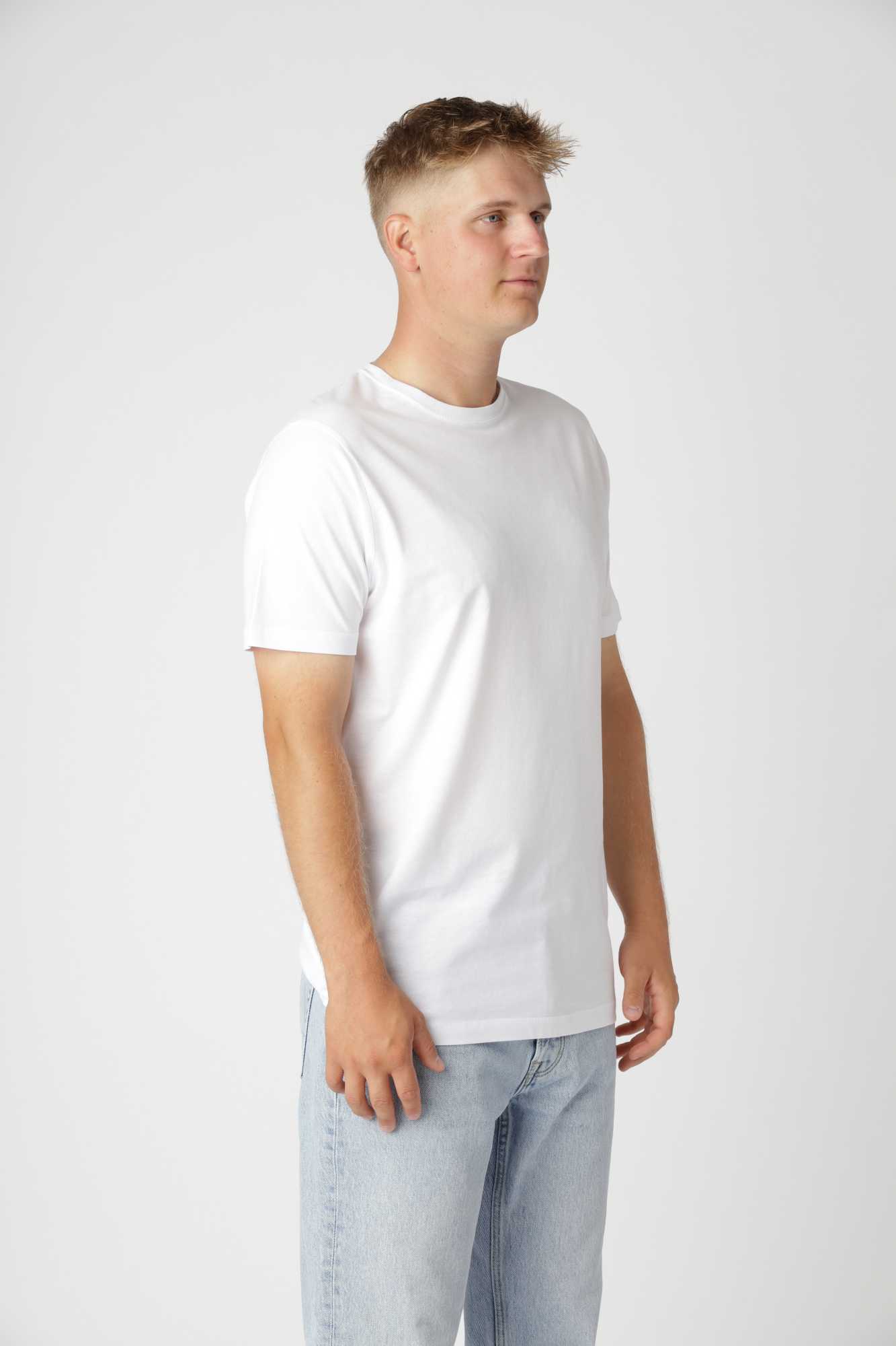 Classic fitted t-shirt i farven hvid, ideel til lag-på-lag eller brugt alene