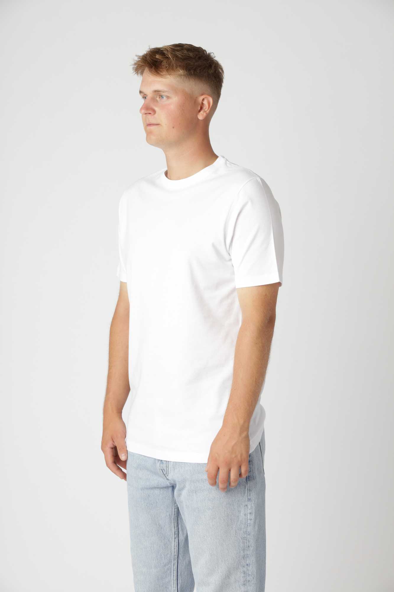 Classic fitted t-shirt i farven hvid med let figursyet pasform og rund hals