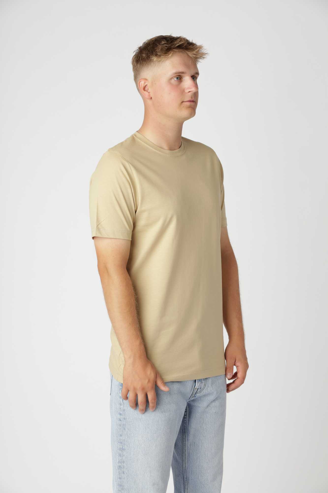 Classic fitted t-shirt i farven sand med naturligt, neutralt udtryk til både lyse og mørke outfits