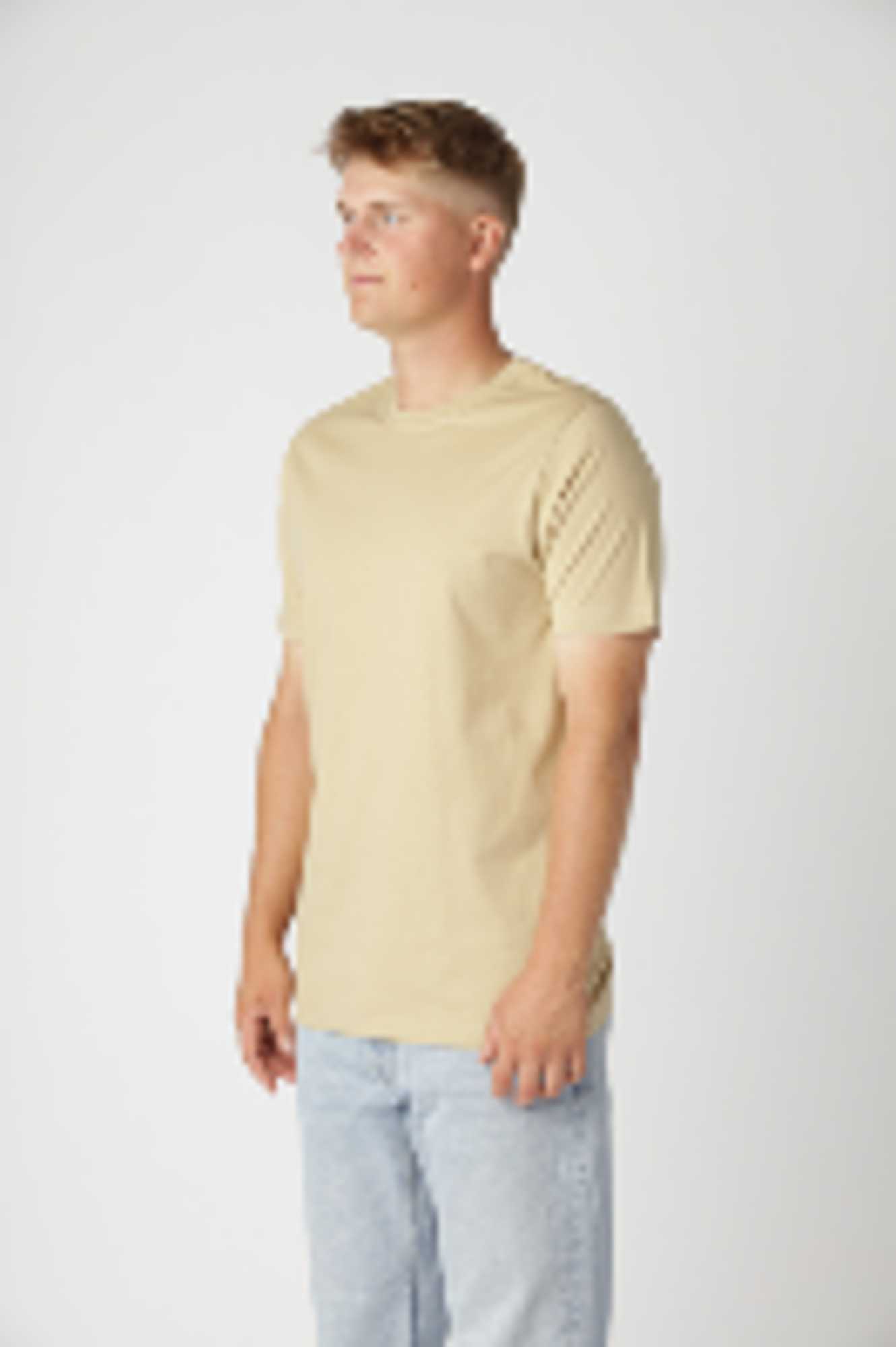 Classic fitted t-shirt i farven sand fremstillet i kæmmet og enzymvasket bomuld for ekstra blødhed
