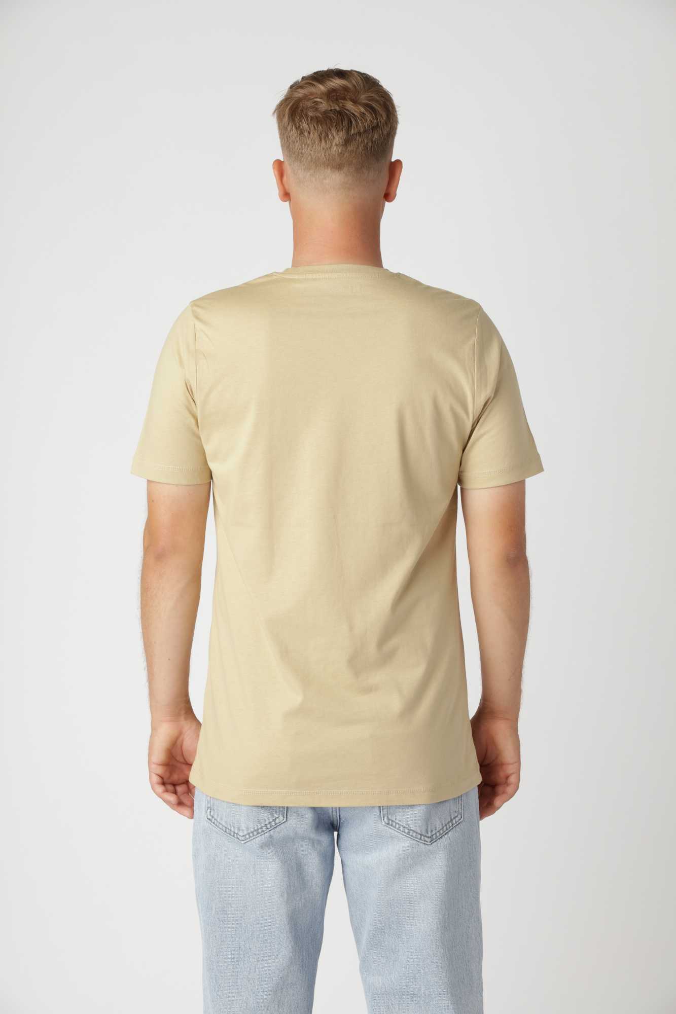 Classic fitted t-shirt i farven sand med tidløst design, velegnet til både hverdagsbrug og lag-på-lag styling