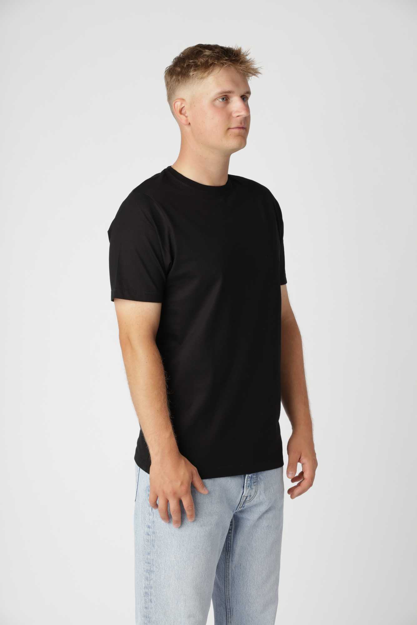 Sort classic fitted t-shirt med tidløst design og rund hals til alsidig styling