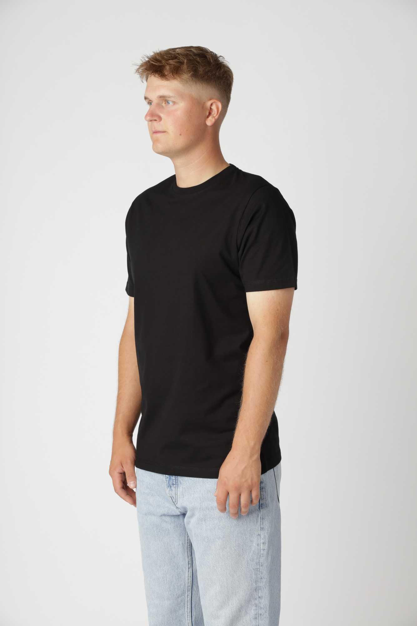 Sort classic fitted t-shirt i holdbar kvalitet, der bevarer farve og facon vask efter vask