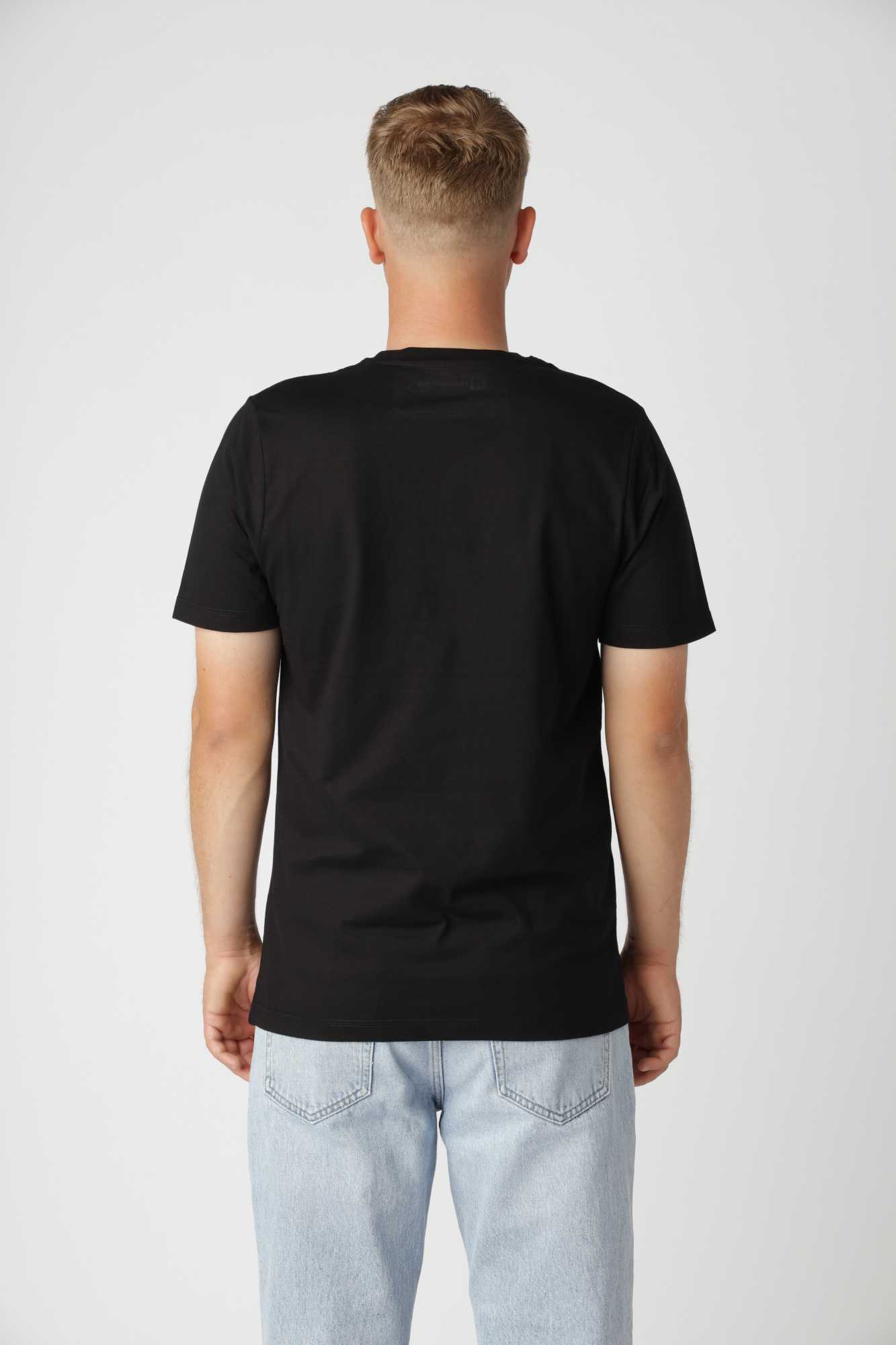 Sort classic fitted t-shirt med elegant snit, der fremhæver skuldre og bryst uden at stramme