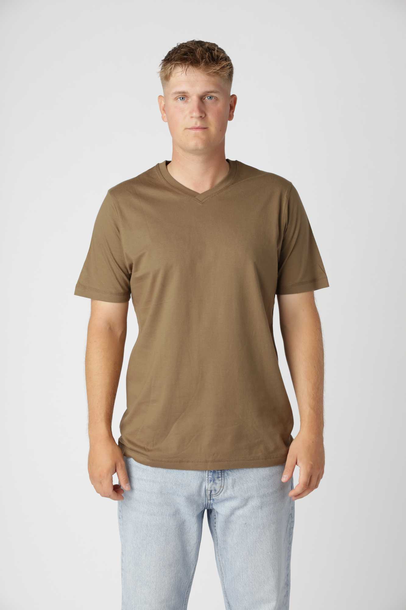 Classic t-shirt v-hals i farven army i blød økologisk bomuld, perfekt til lag-på-lag outfits