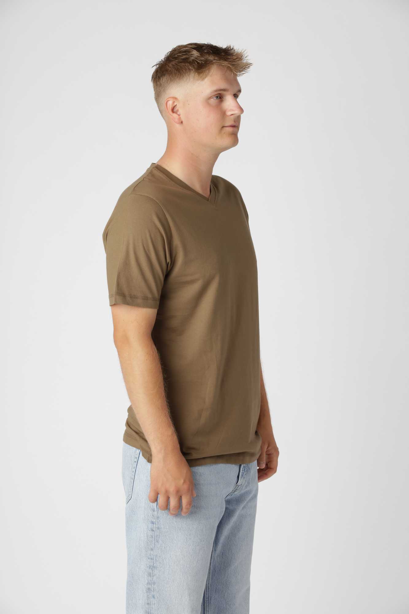 Klassisk pasform på classic t-shirt v-hals i farven army med elegant og åben V-udskæring