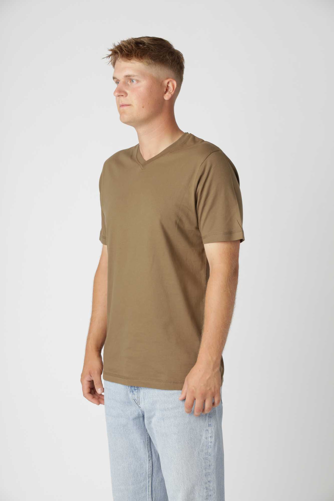 Økologisk bomuld på classic t-shirt v-hals i farven army giver komfort og holdbarhed