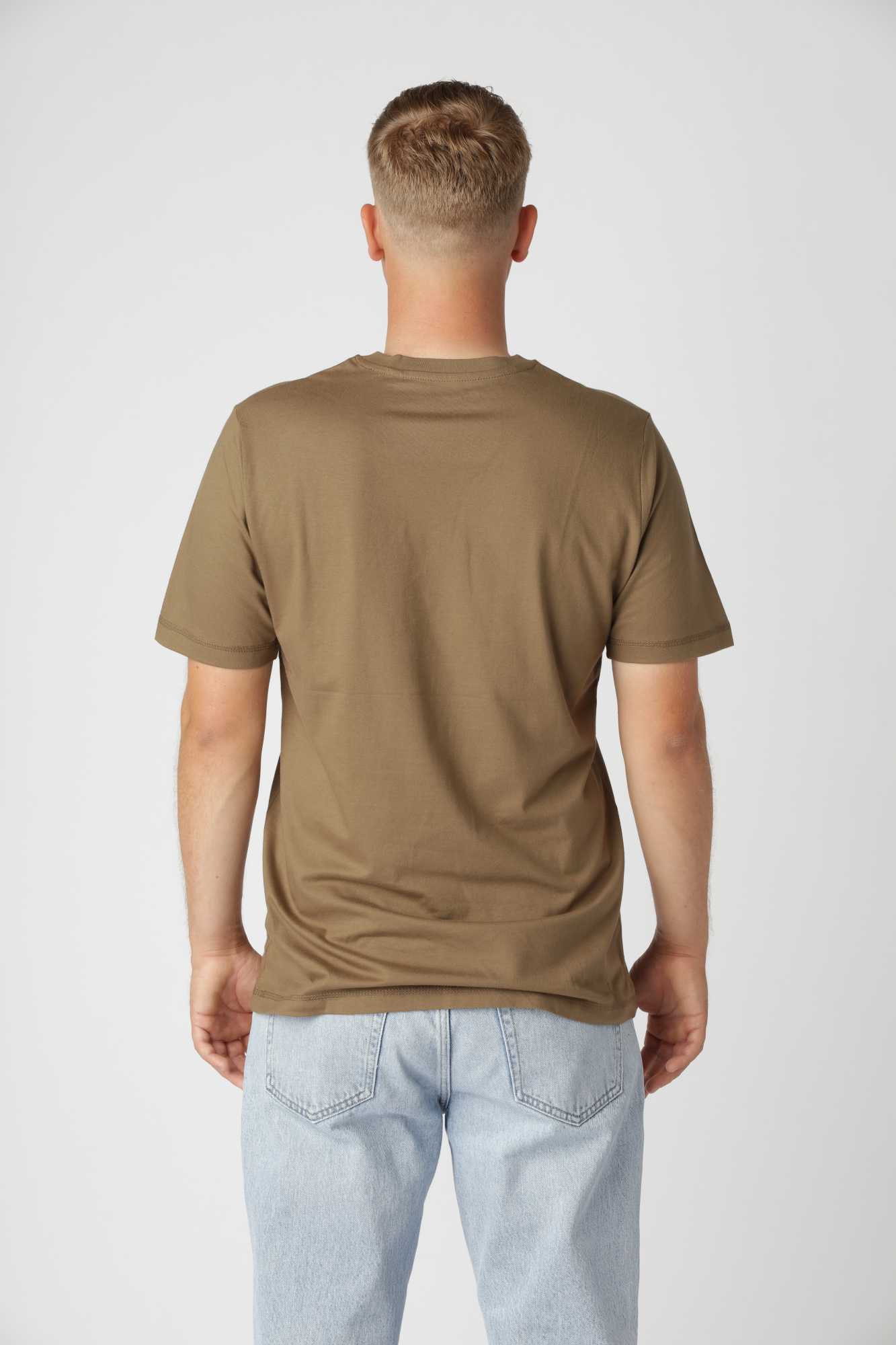 Classic t-shirt v-hals i farven army i tidløst design, nem at kombinere med jeans eller chinos