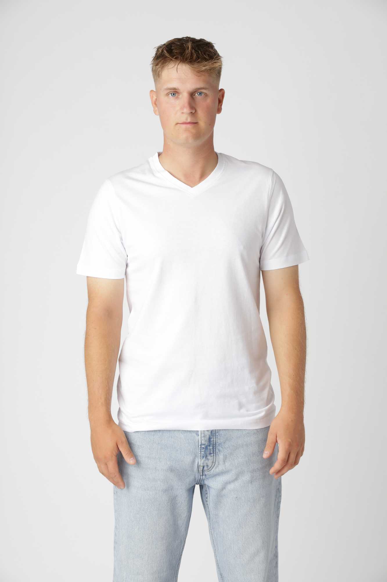 Hvid classic v-hals t-shirt i blød økologisk bomuld, perfekt til hverdags- og lag-på-lag outfits