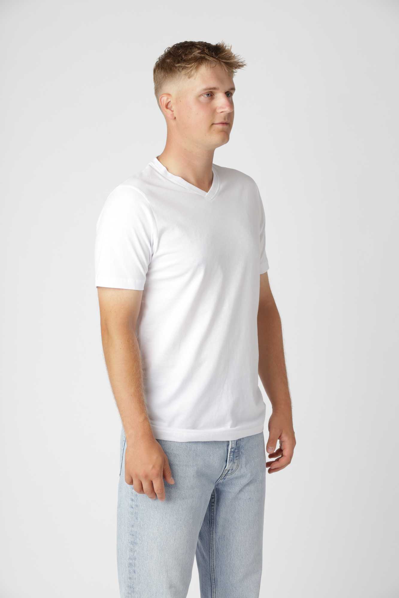 Klassisk pasform på hvid classic v-hals t-shirt med elegant og åben V-udskæring