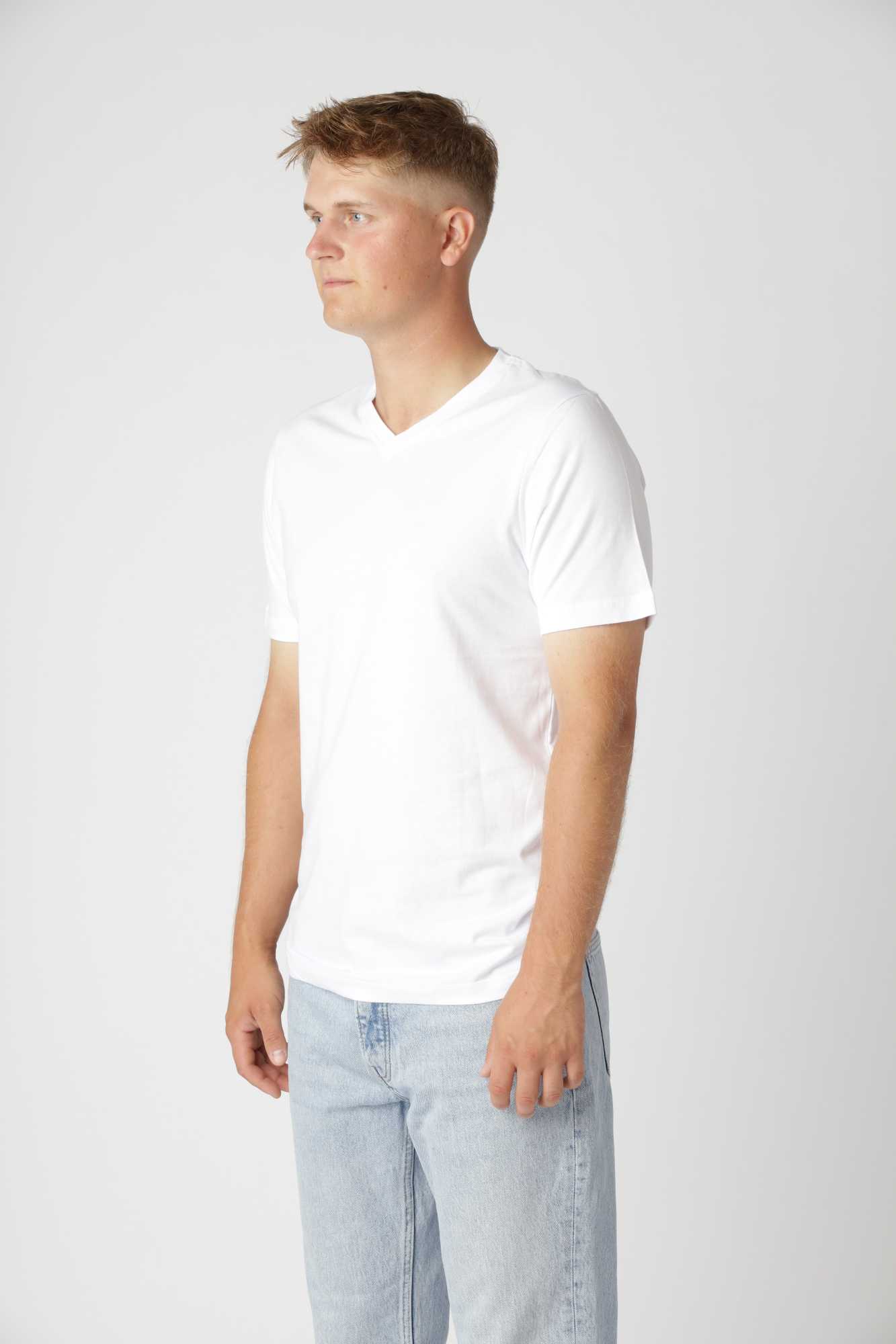 Hvid classic v-hals t-shirt stylet med jeans eller chinos til enkelt og tidløst look