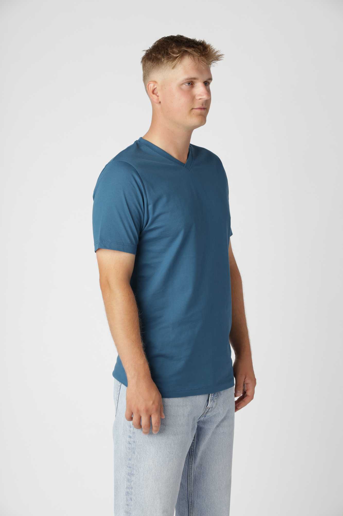 Klassisk pasform på Classic t-shirt v-hals i farven Petroleum med tidløs V-udskæring