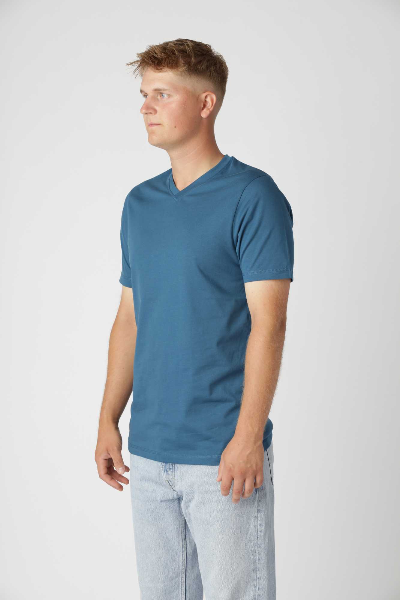 Classic t-shirt v-hals i farven Petroleum stylet med jeans og cardigans til afslappet look