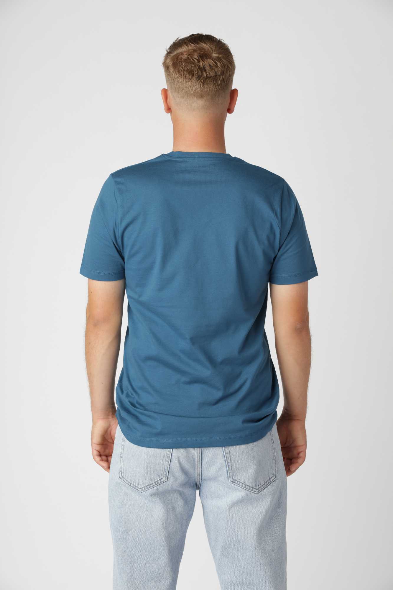 Økologisk bomuld på Classic t-shirt v-hals i farven Petroleum giver komfort hele dagen