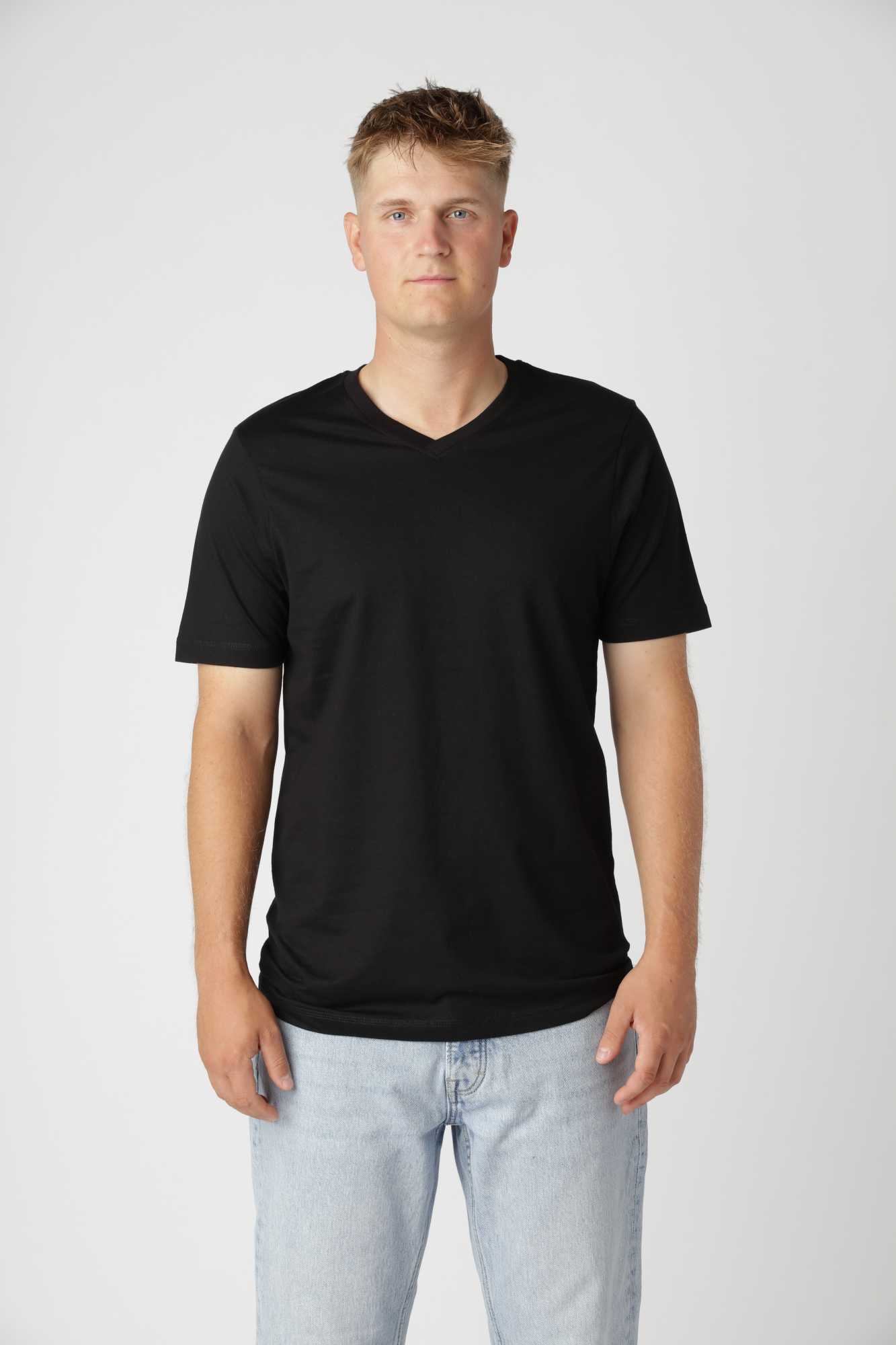 Classic t-shirt v-hals i farven sort i blød økologisk bomuld, ideel til hverdag og formelt