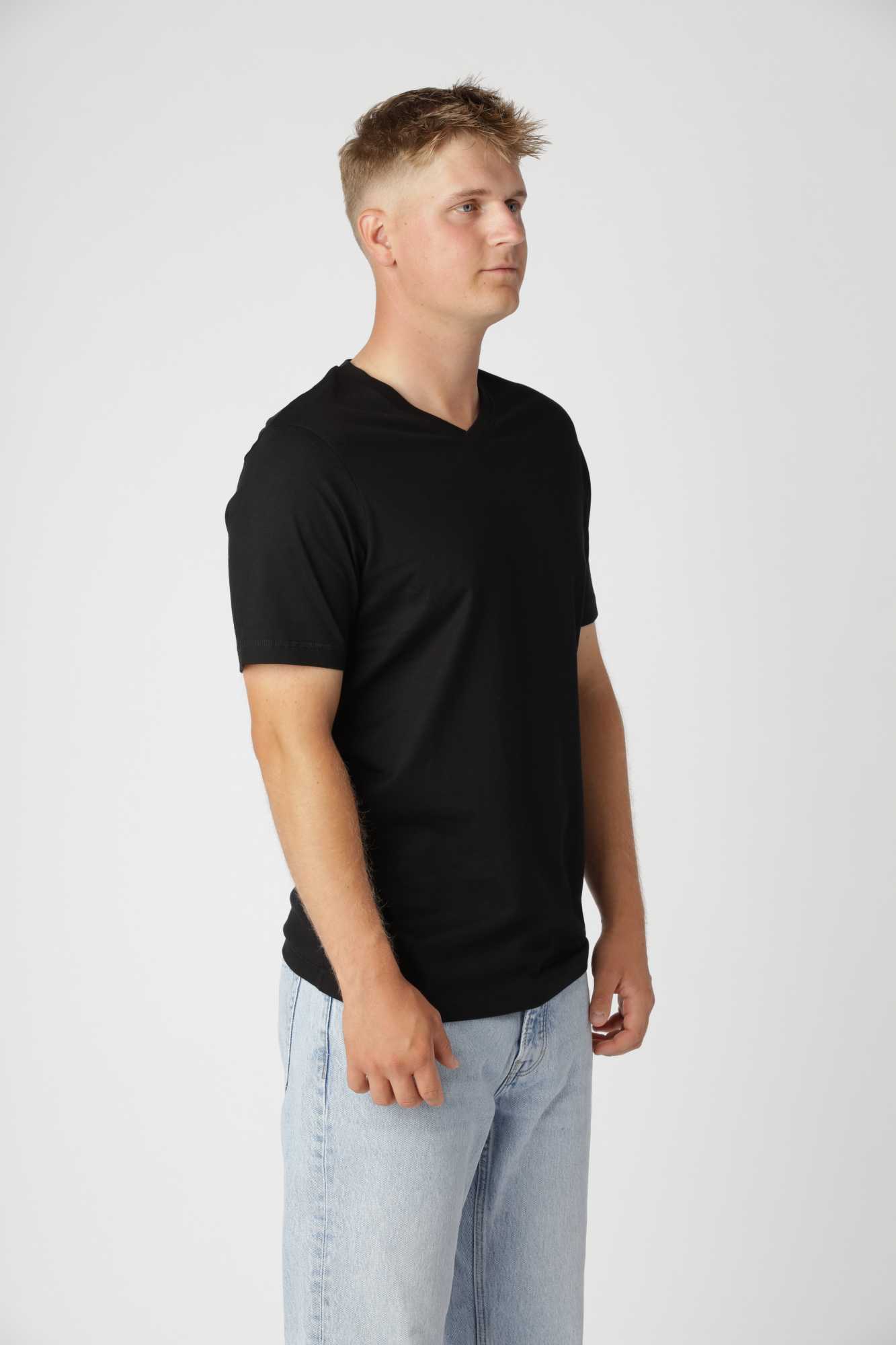 Klassisk pasform på Classic t-shirt v-hals i farven sort med elegant V-udskæring