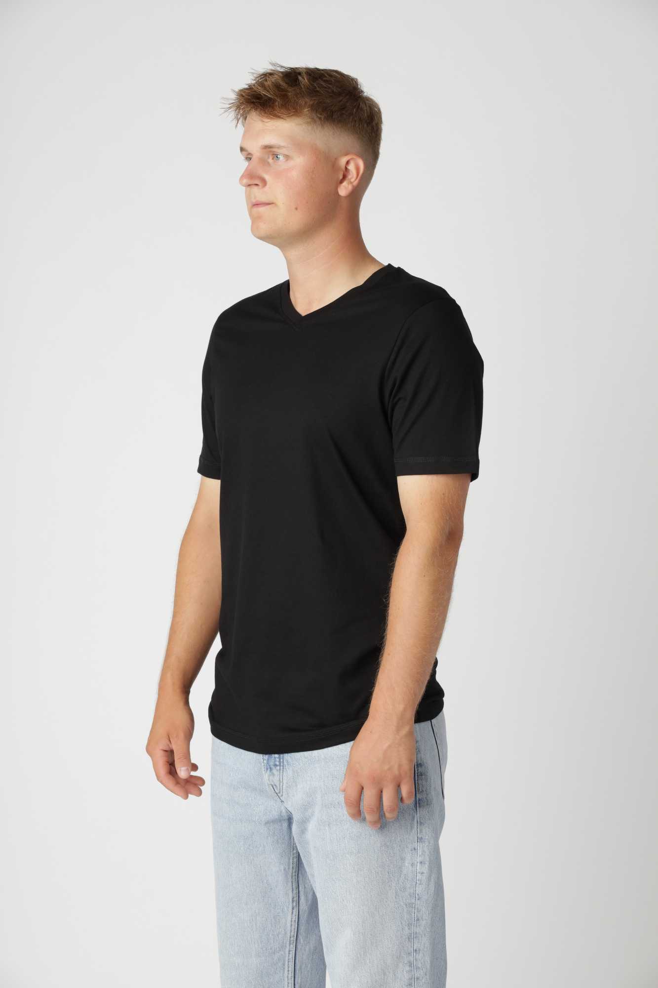 Classic t-shirt v-hals i farven sort med tidløst design, perfekt til lag-på-lag outfits