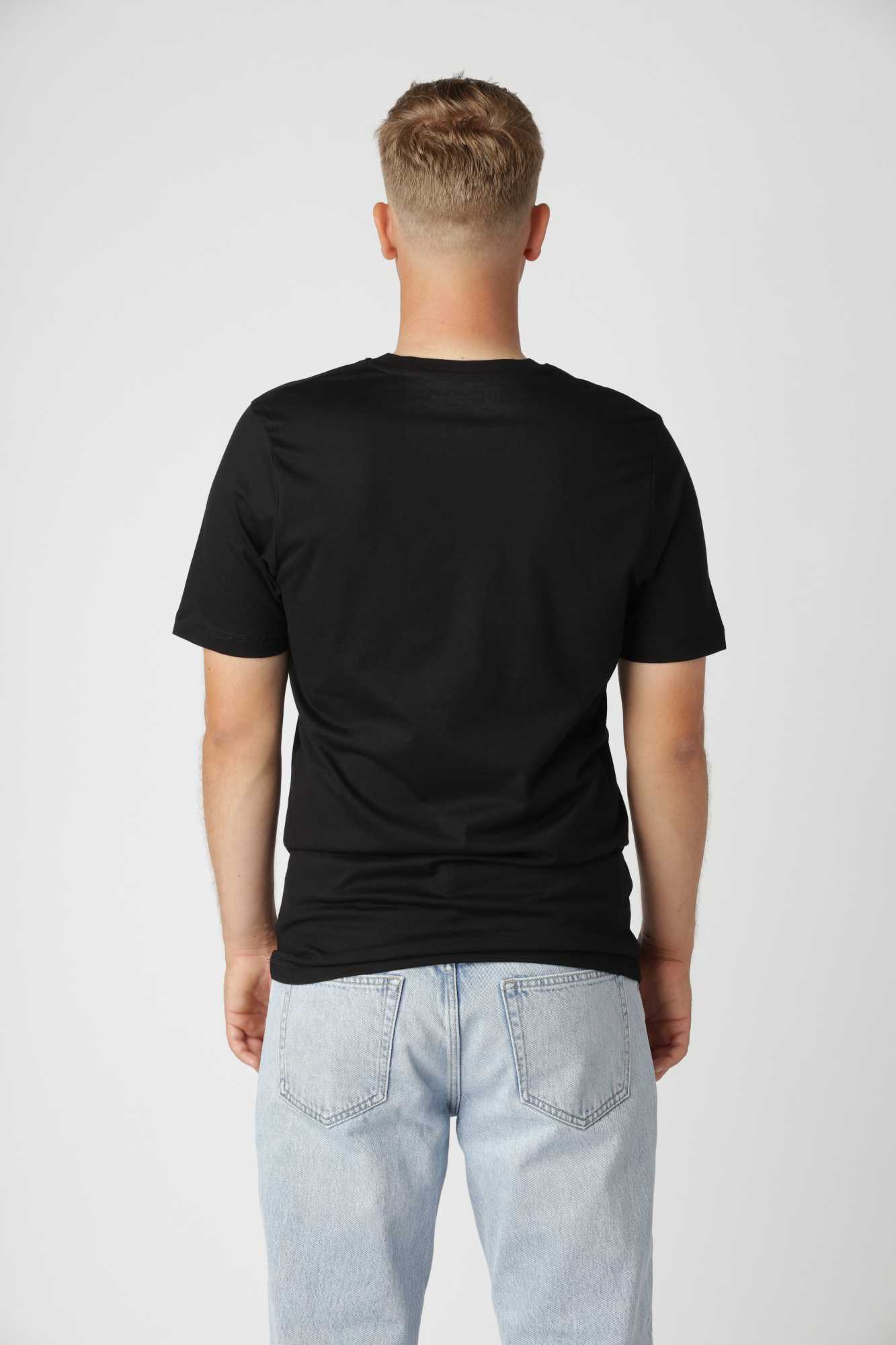 Moderne sort nuance på Classic t-shirt v-hals i farven sort løfter både hverdag og pæn stil