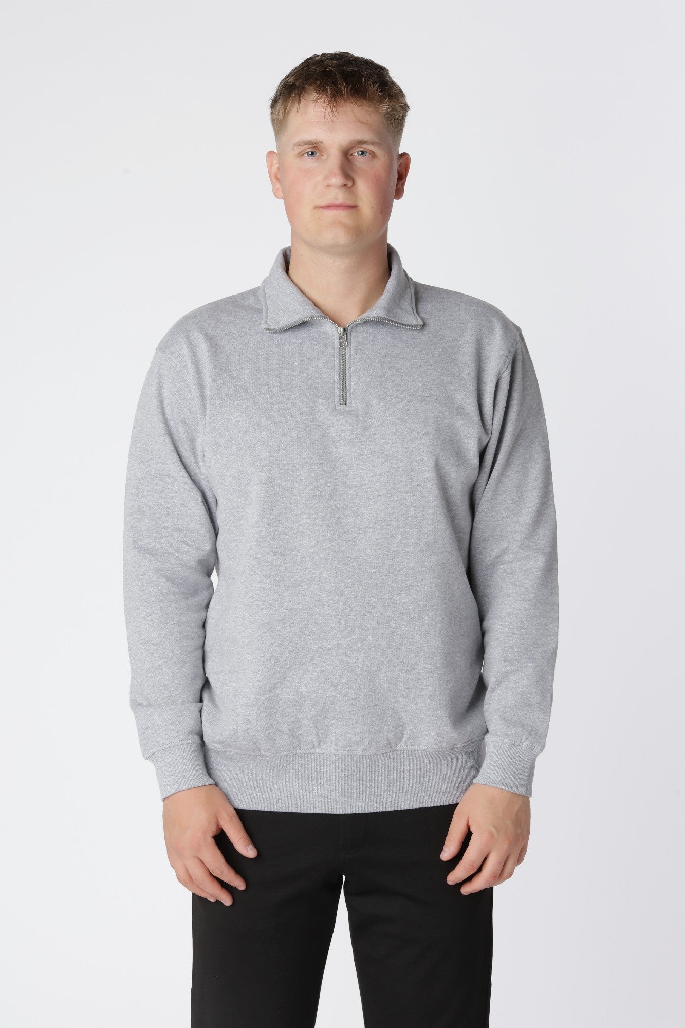 Essential Half Zip Sweatshirt i Oxford Grey med ribkanter, der sikrer god pasform og holder formen.