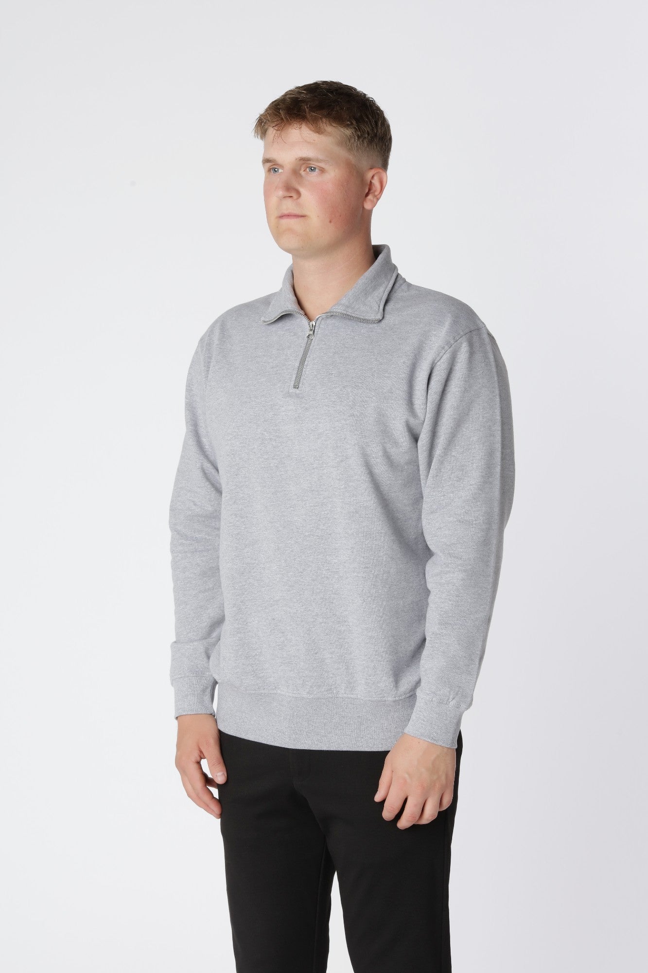 Tidløs Essential Half Zip Sweatshirt i Oxford Grey i kraftig metervægt og skarpt snit.