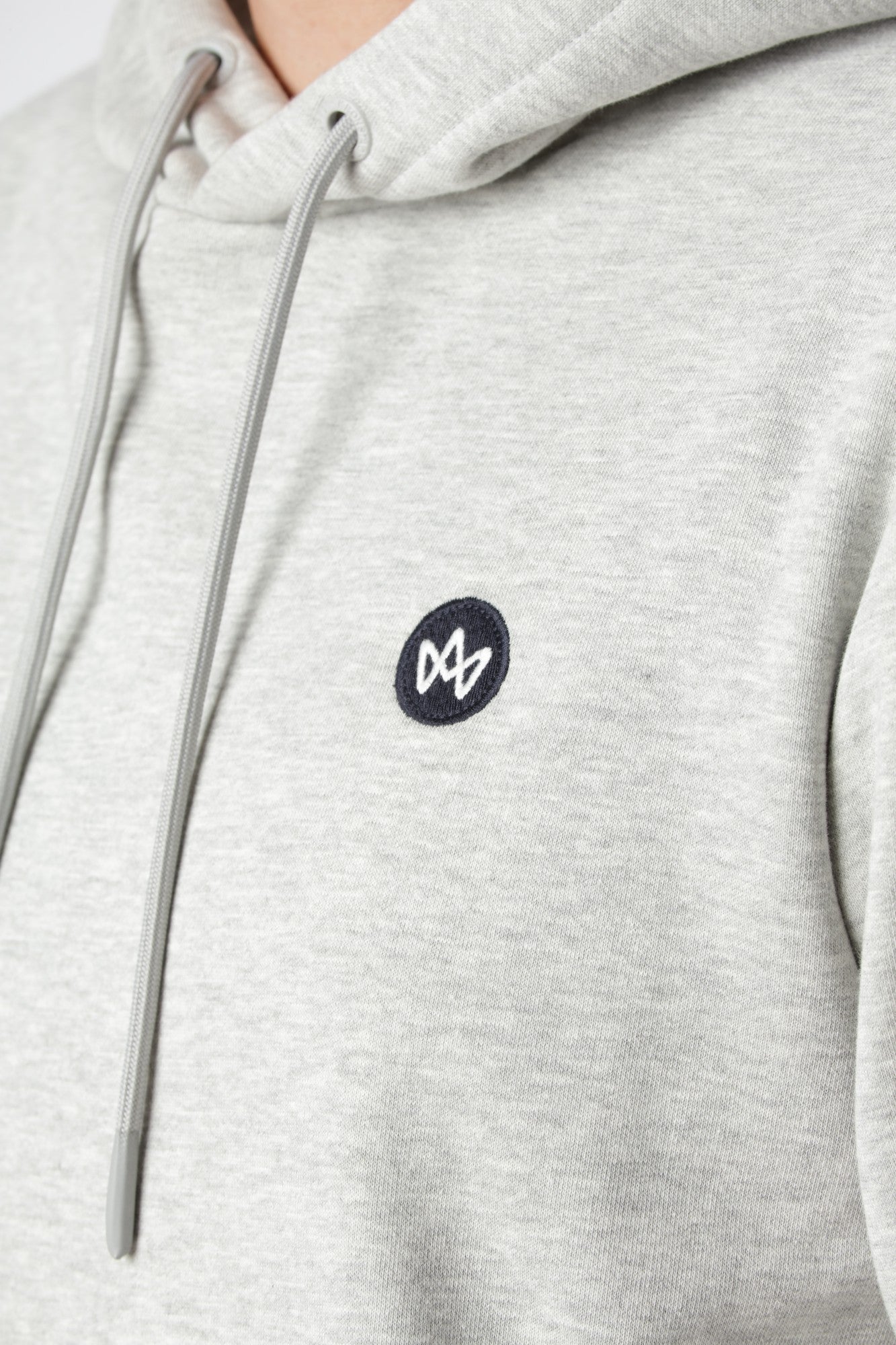 Kronstadt hoodie i farven Lt Grey Mix med lille farverigt broderi på brystet som detalje