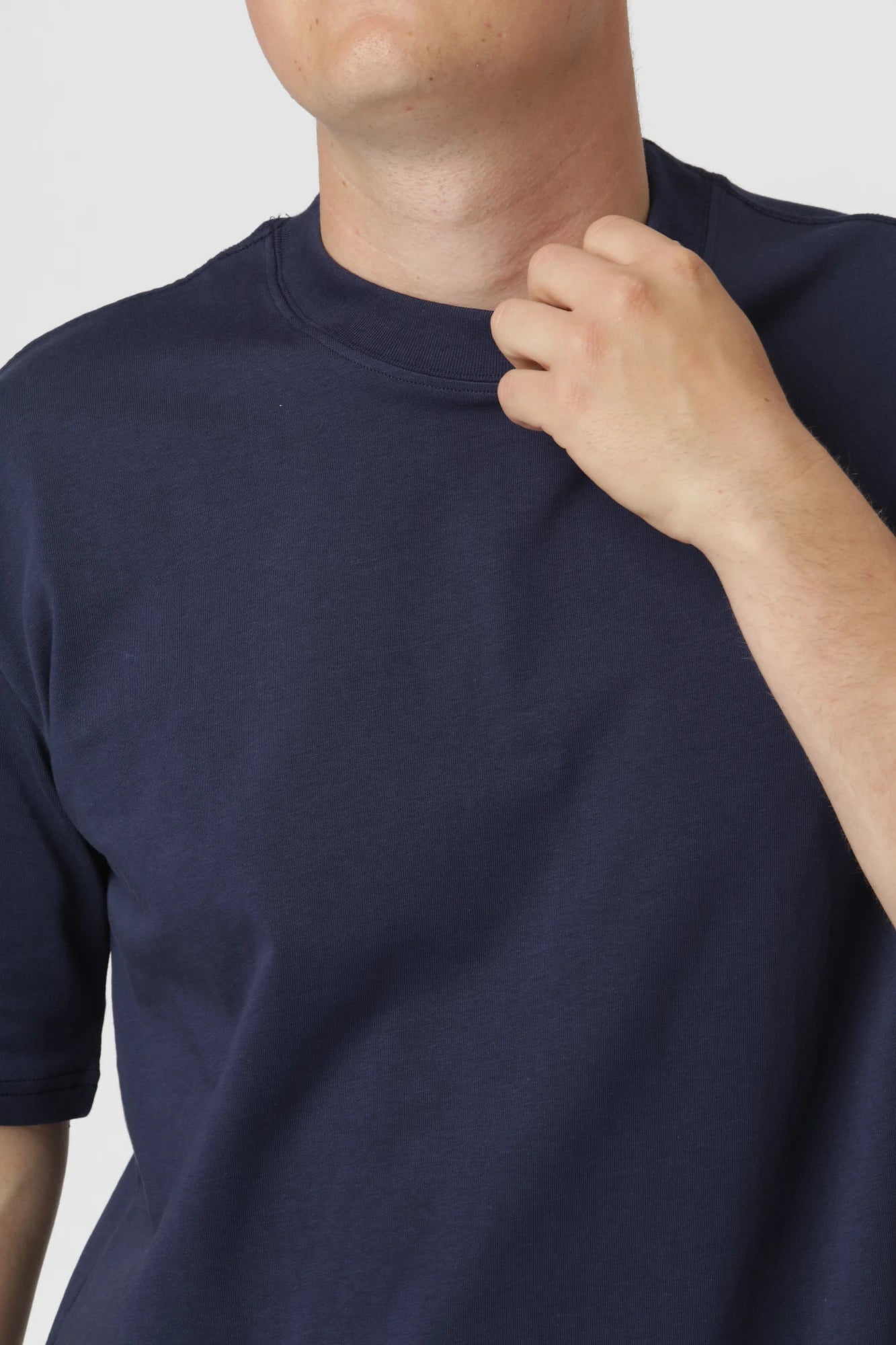 Navy premium t-shirt med klassisk rund hals og slidstærkt materiale