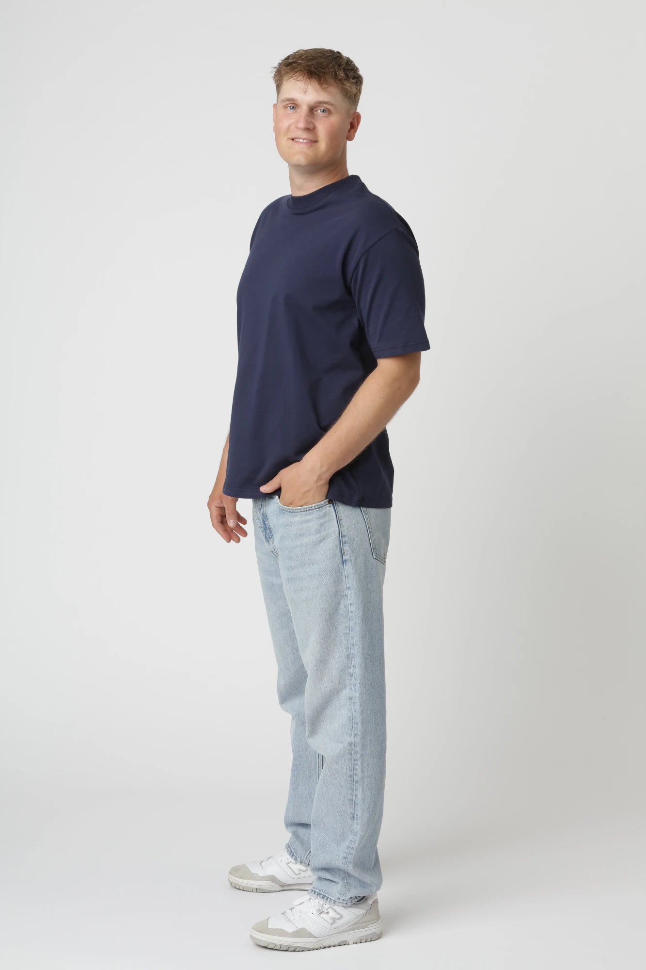 Navy premium t-shirt med rummelig pasform og luksuriøs bomuldsfølelse