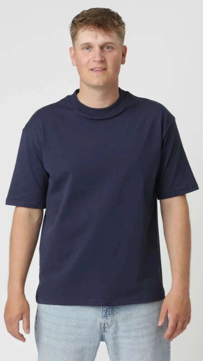 Blød Navy premium t-shirt i 100% kæmmet bomuld med struktureret stof