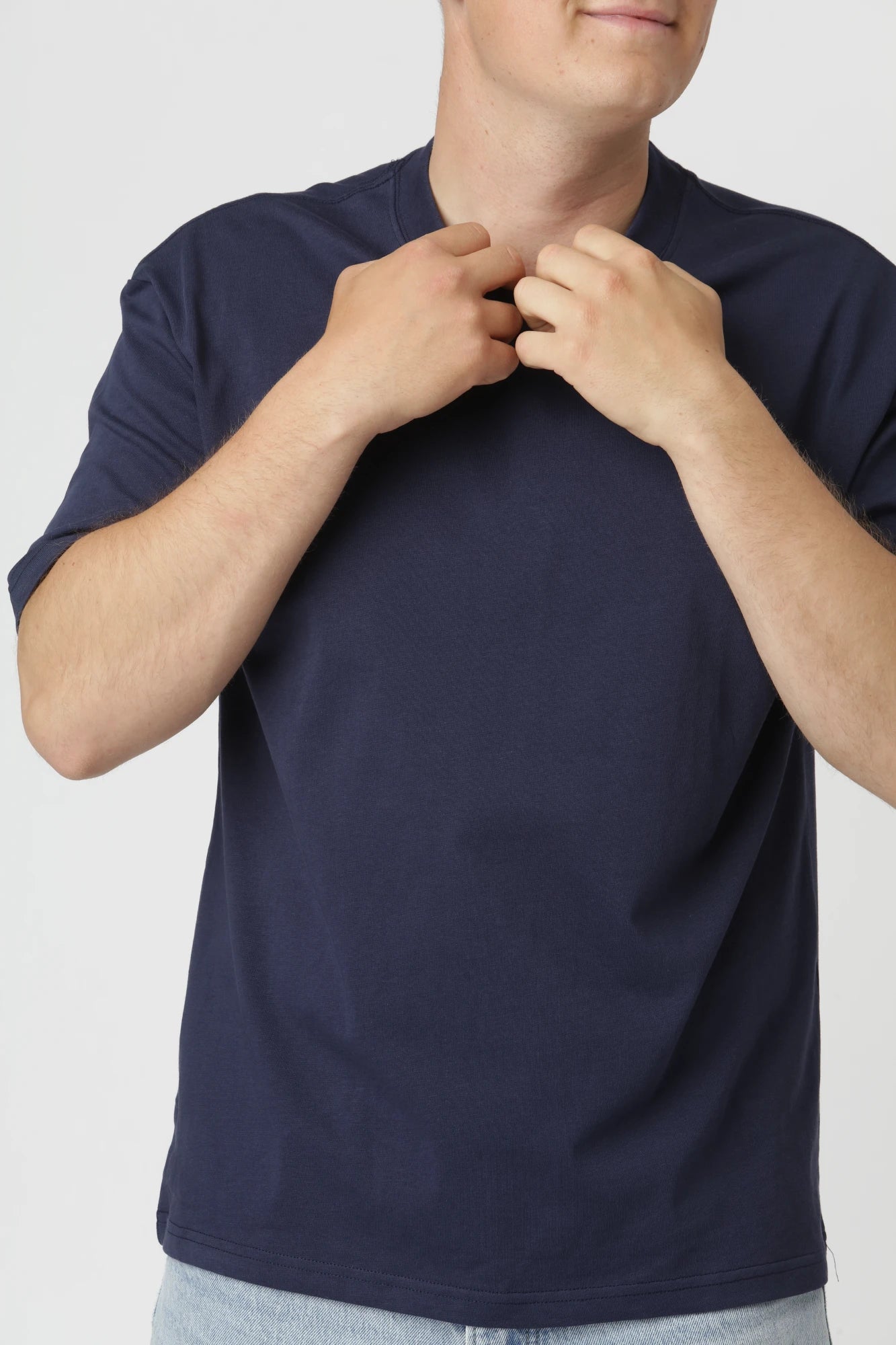 Holdbar Navy premium t-shirt i boxfit med tidløst, enkelt design