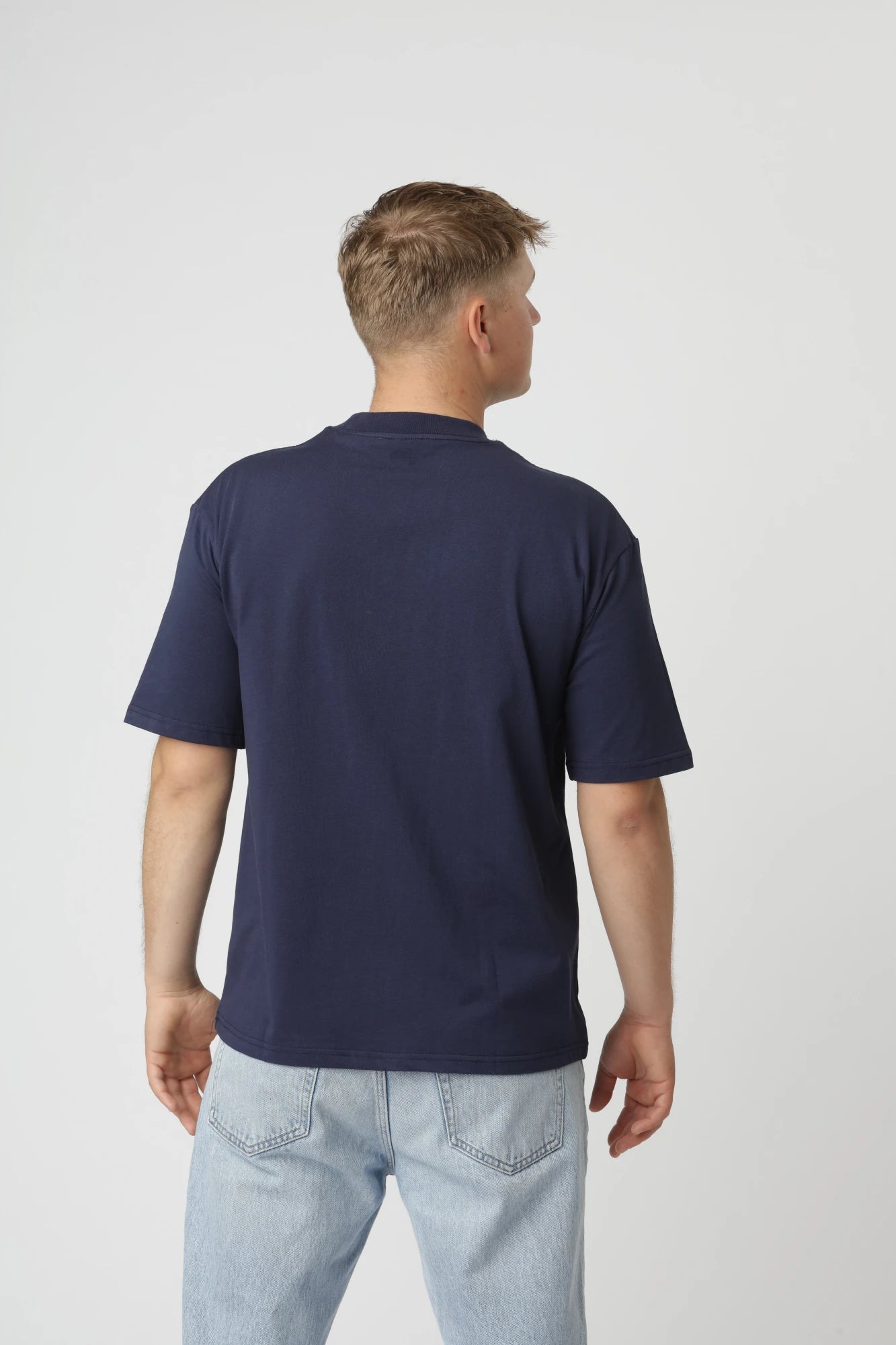 Navy premium t-shirt med dyb blå farve, perfekt til lag-på-lag outfits