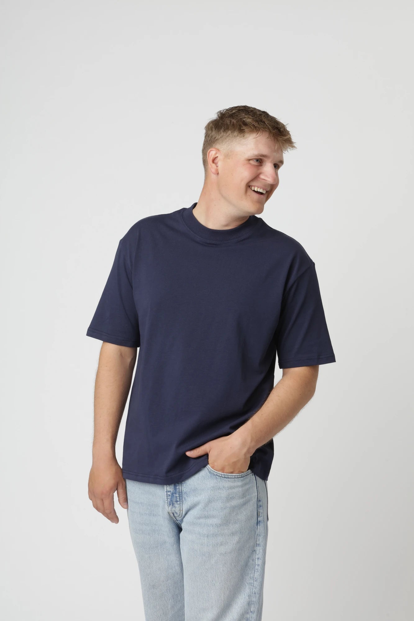 Minimalistisk Navy premium t-shirt med moderne, afslappet silhuet