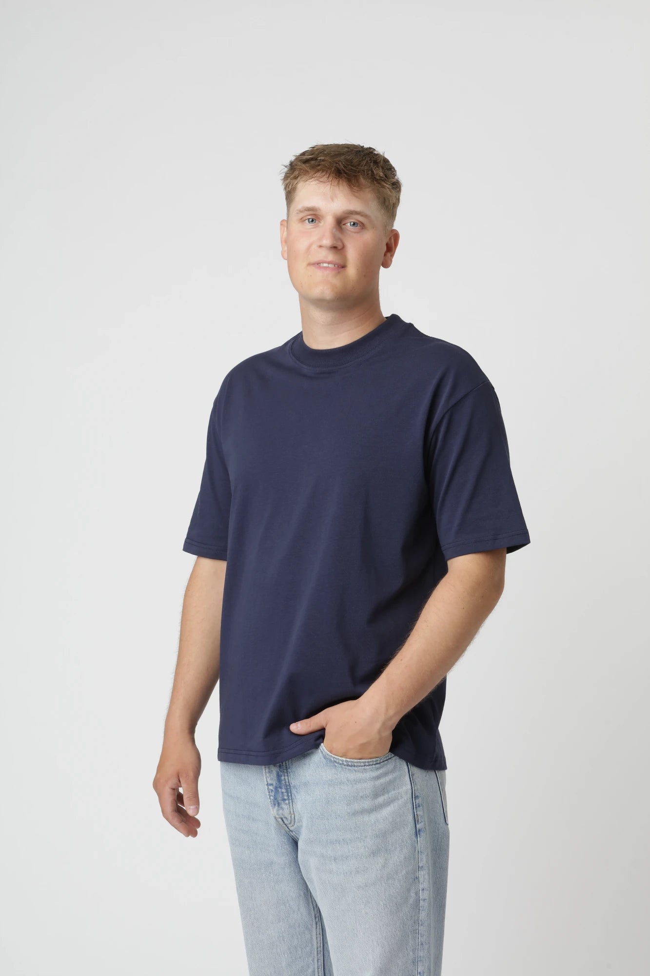 Navy premium t-shirt i boxfit med oversized pasform og rund hals