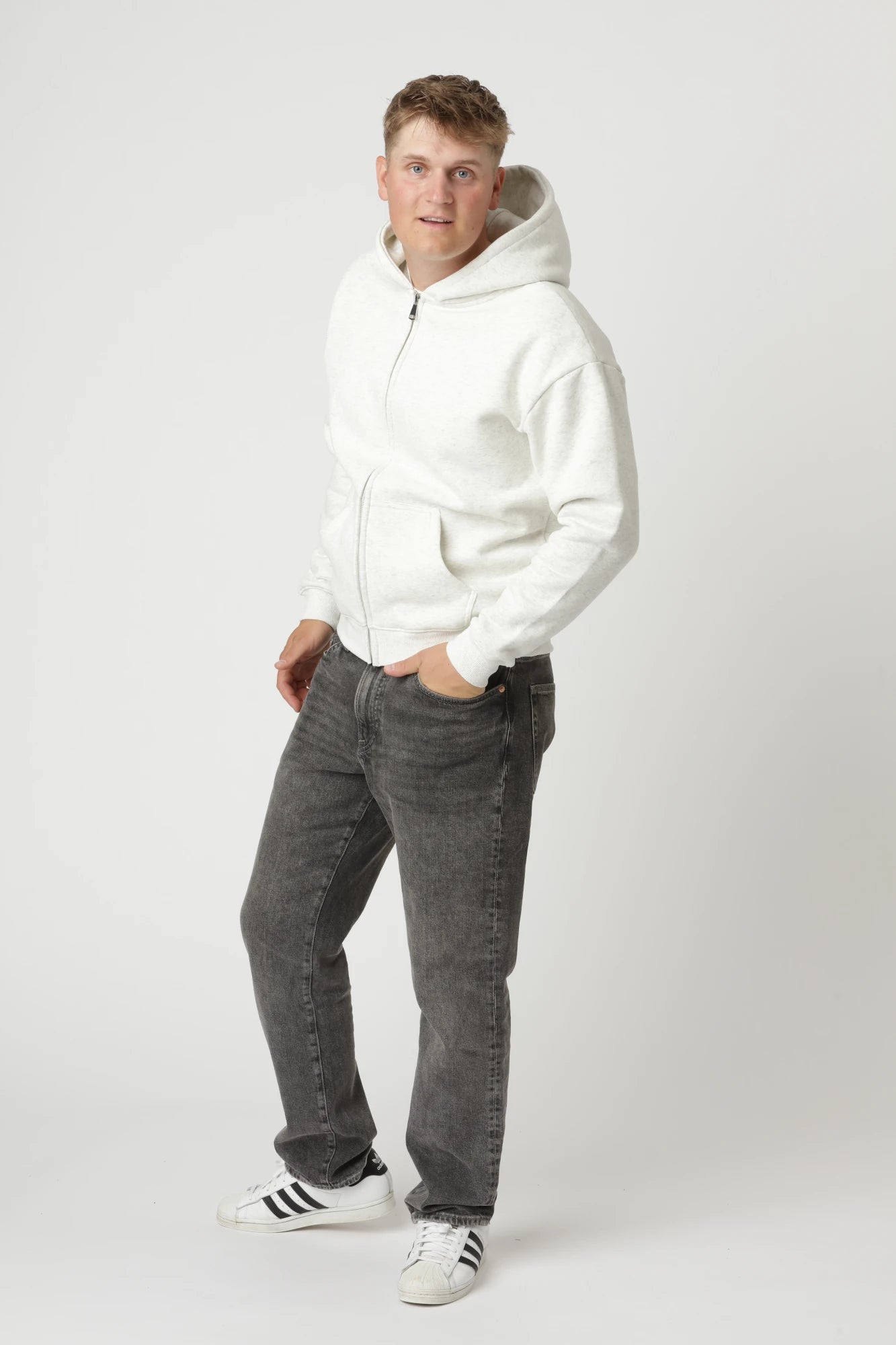 Premium zip-up i farven grå med holdbar konstruktion og klassisk, anvendeligt udtryk