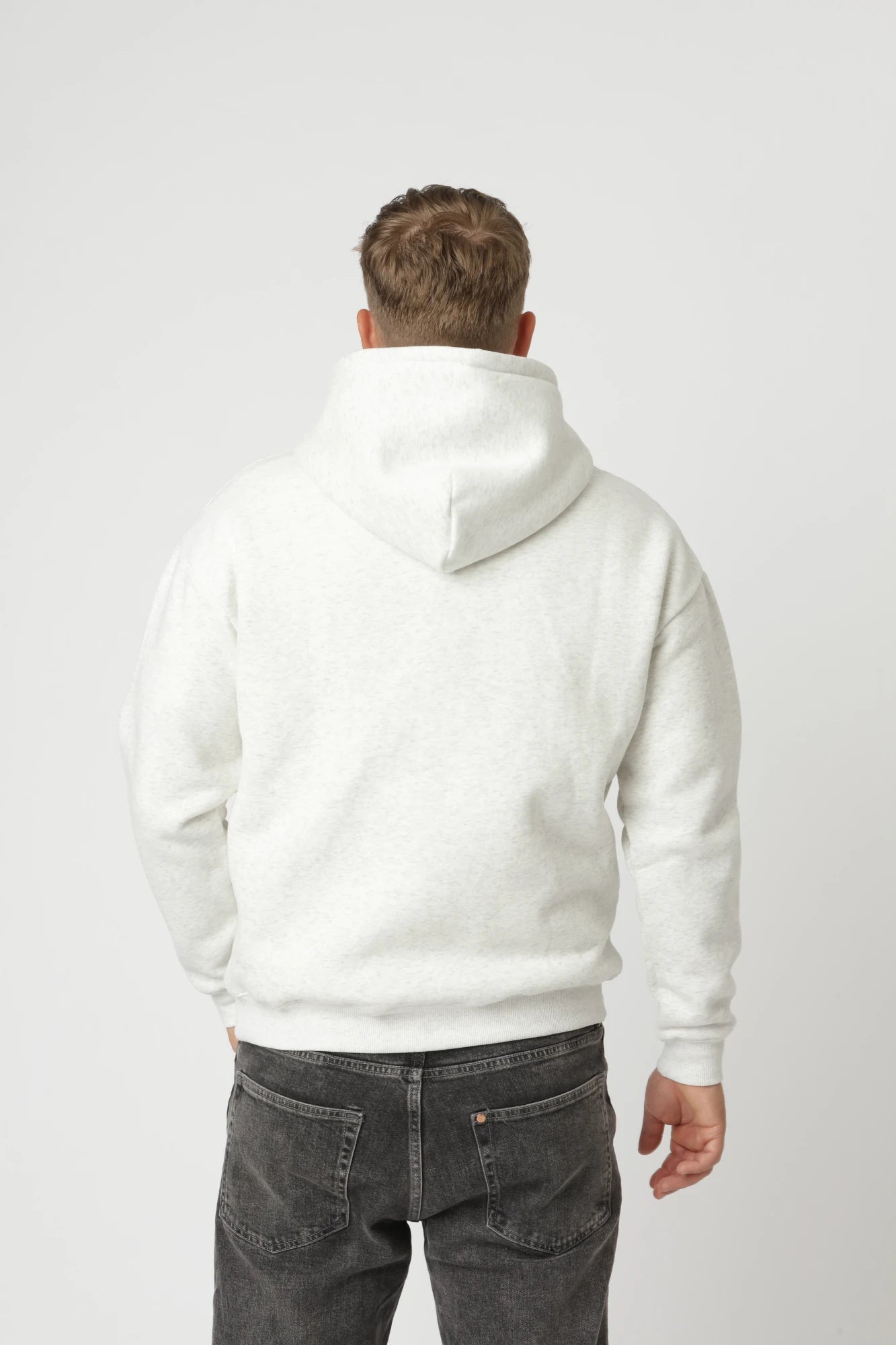 Premium zip-up i farven grå med robust lynlås og praktiske sidelommer til daglig funktion